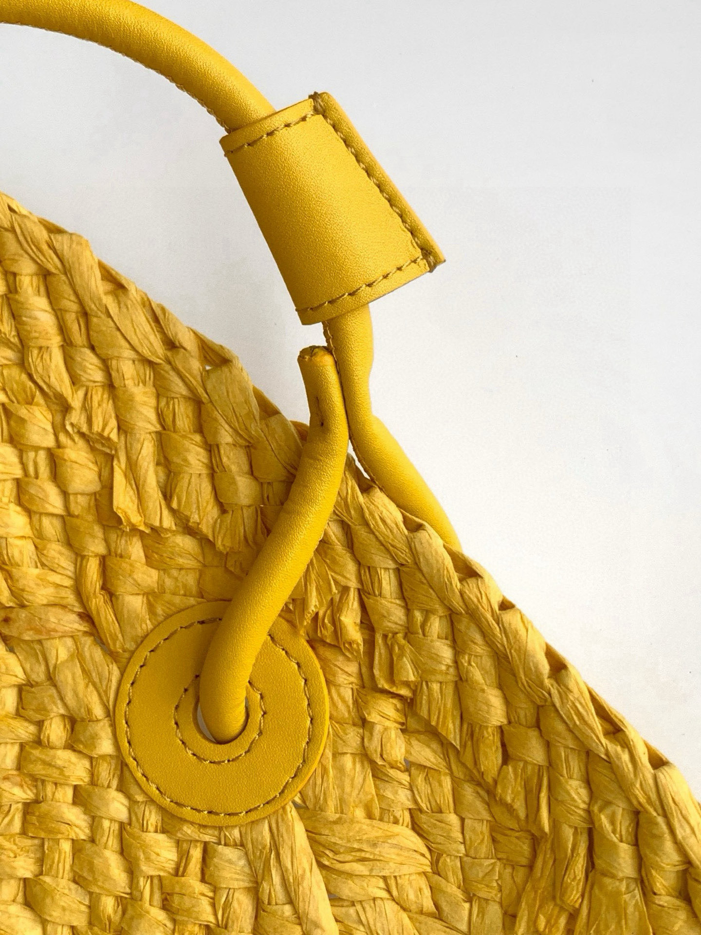 Hand-Woven Iraka Palm Fibre Basket Bag with Cow Leather Details - 图片 7