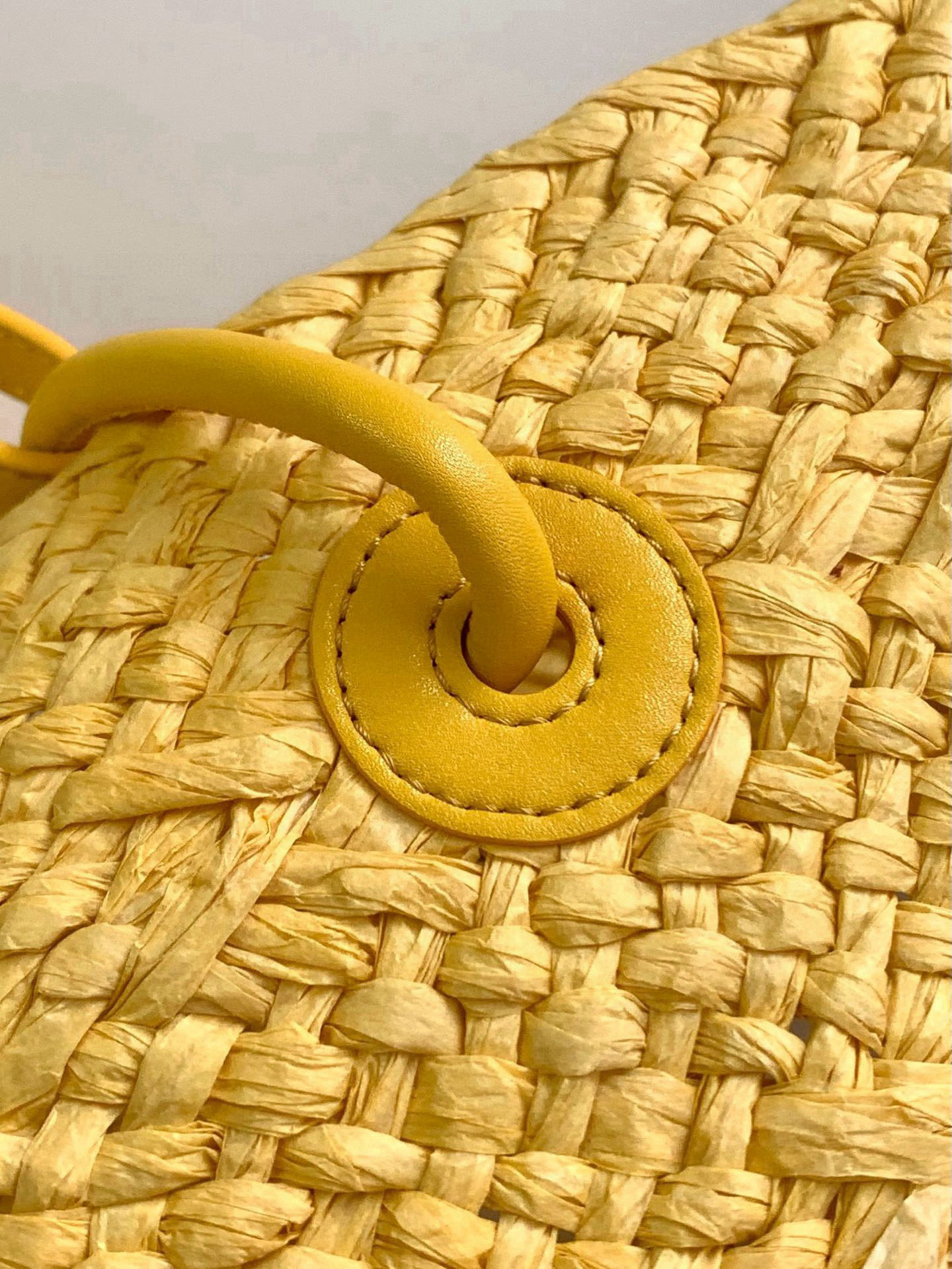 Hand-Woven Iraka Palm Fibre Basket Bag with Cow Leather Details - 图片 6