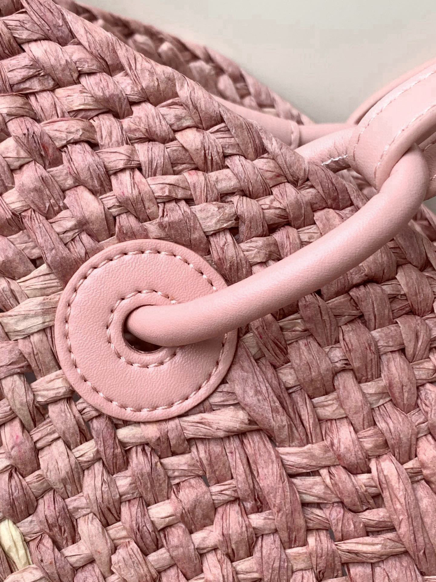 Hand-Woven Iraka Palm Fibre Basket Bag with Cow Leather Details - 图片 6