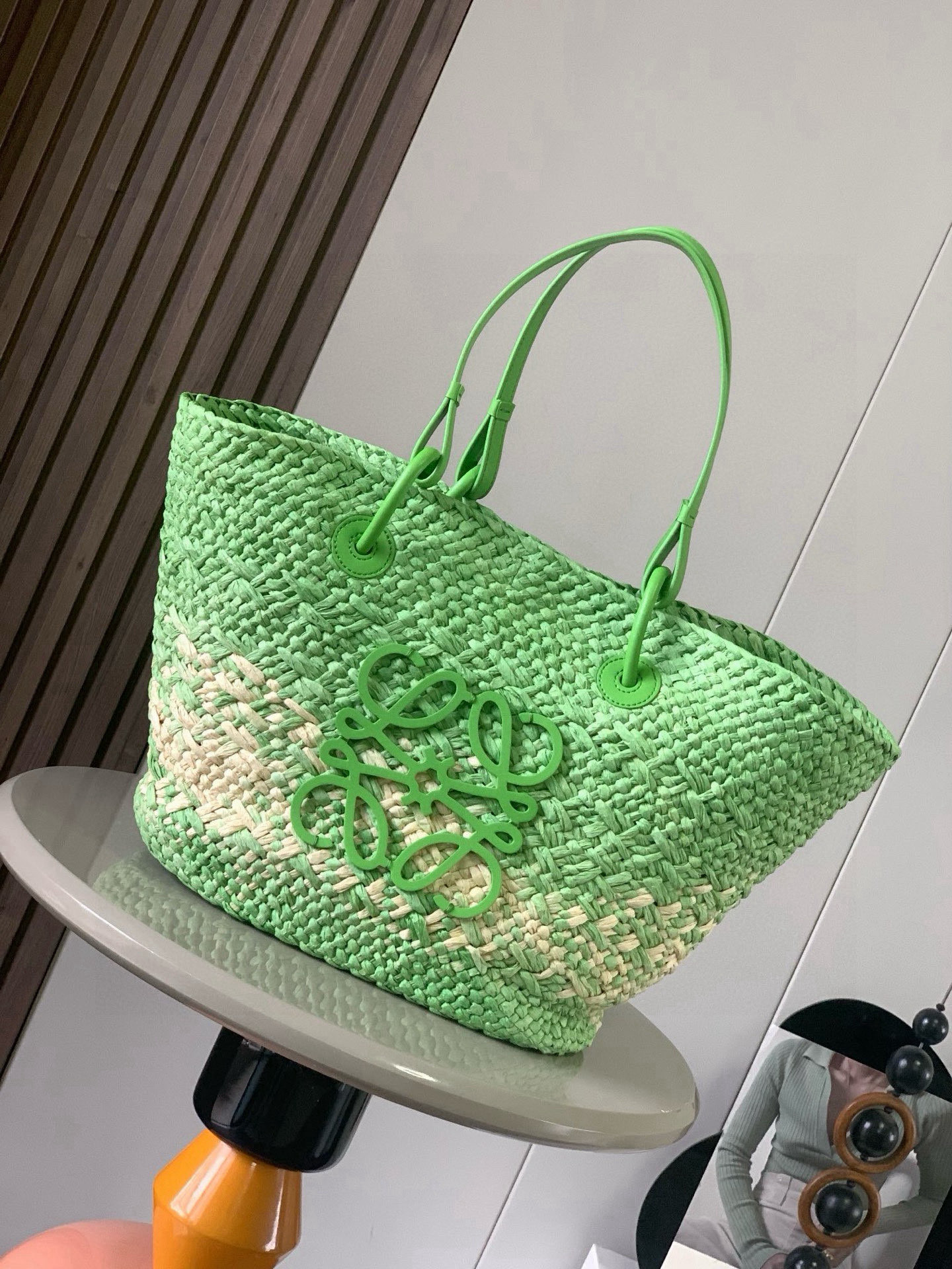 Hand-Woven Iraka Palm Fibre Basket Bag with Cow Leather Details - 图片 1