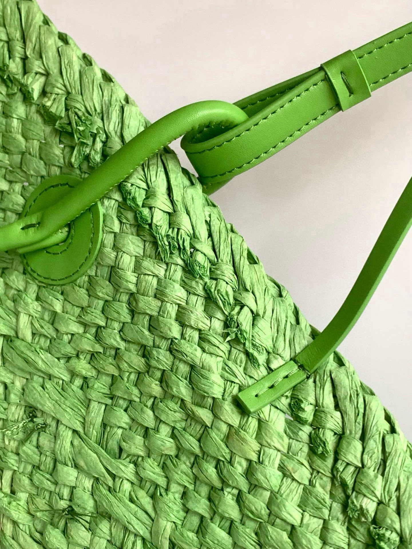 Hand-Woven Iraka Palm Fibre Basket Bag with Cow Leather Details - 图片 7