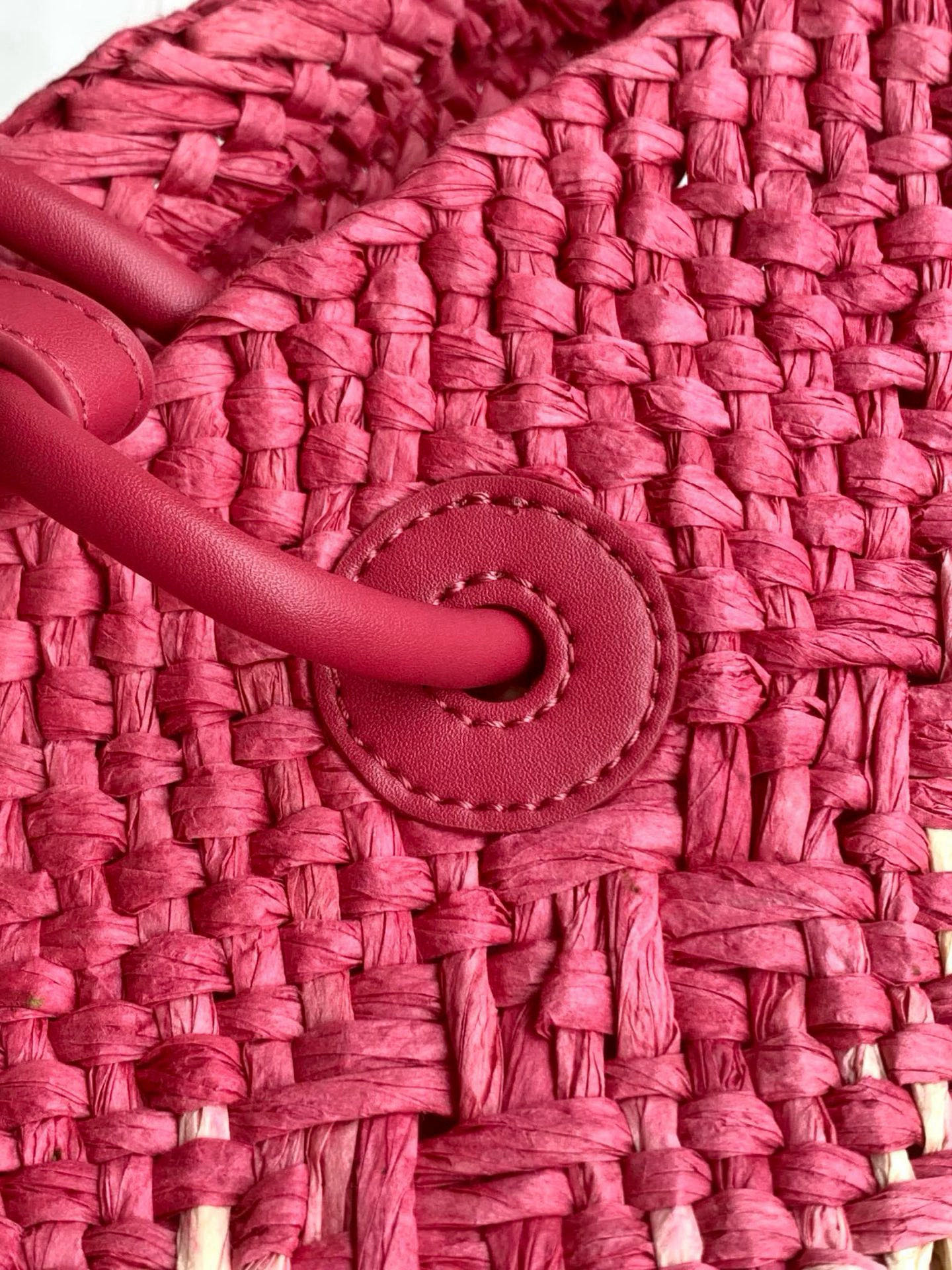 Hand-Woven Iraka Palm Fibre Basket Bag with Cow Leather Details - 图片 6