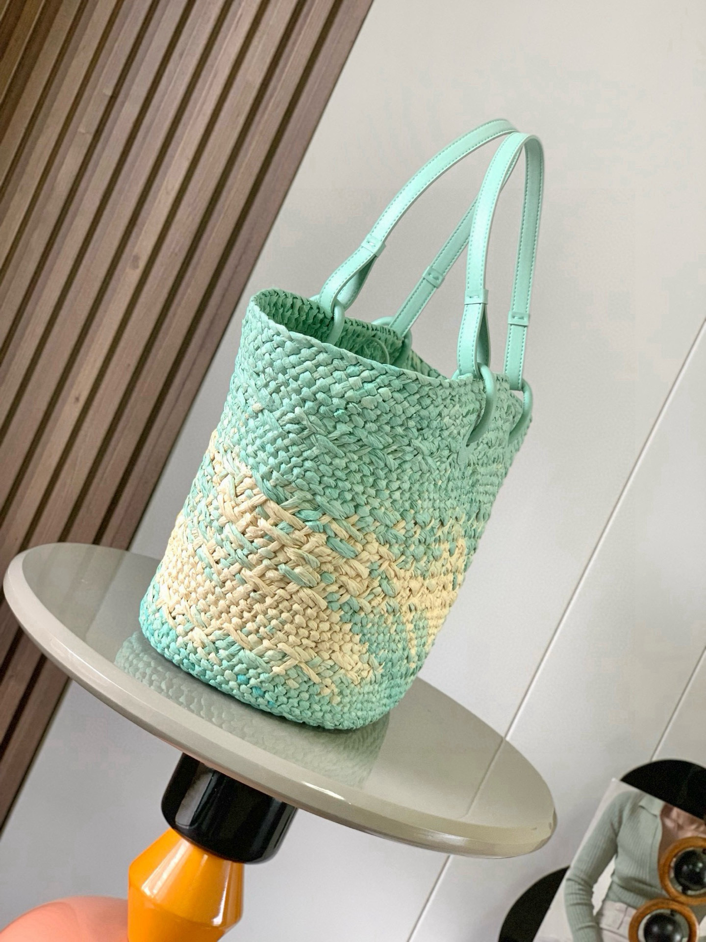 Hand-Woven Iraka Palm Fibre Basket Bag with Cow Leather Details - 图片 2