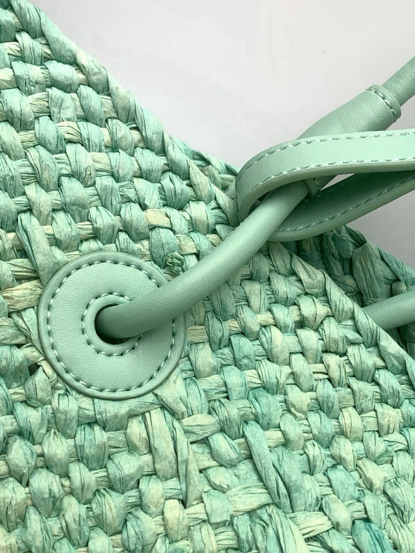 Hand-Woven Iraka Palm Fibre Basket Bag with Cow Leather Details - 图片 7