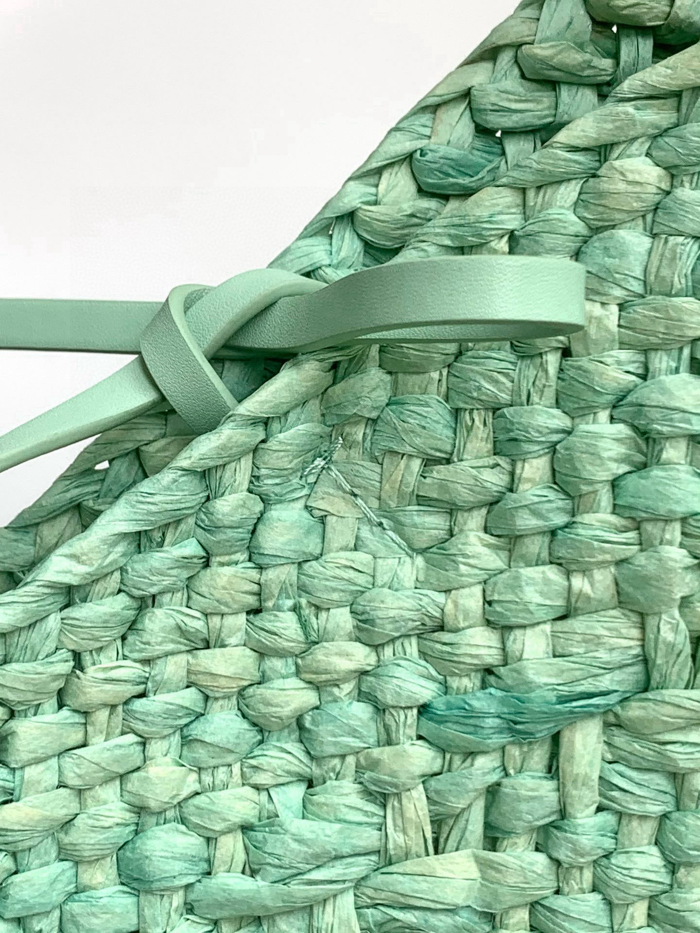 Hand-Woven Iraka Palm Fibre Basket Bag with Cow Leather Details - 图片 6