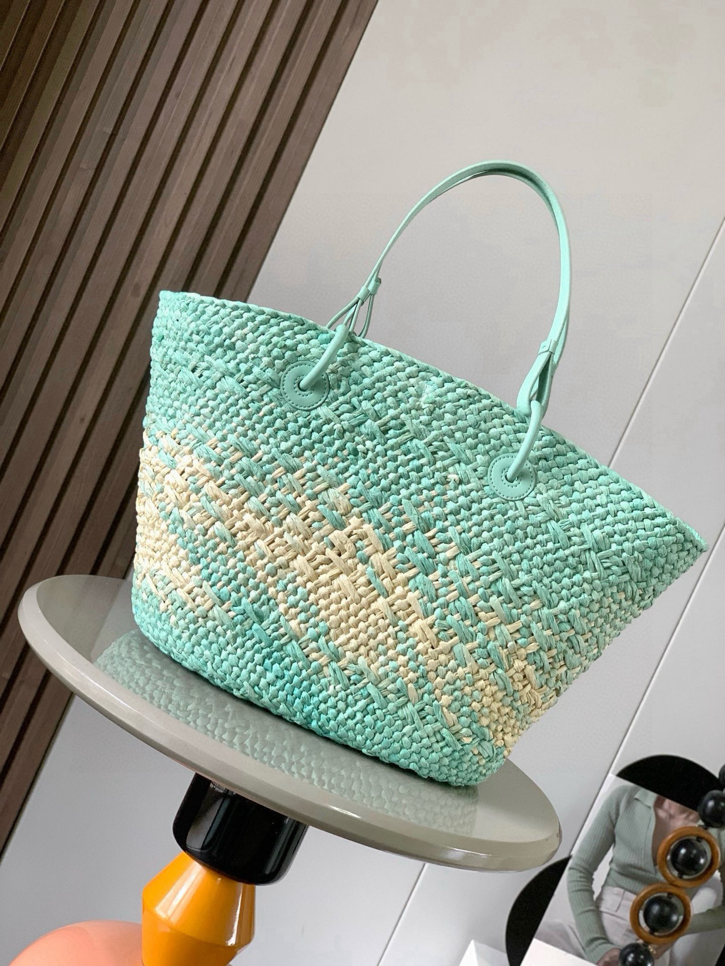 Hand-Woven Iraka Palm Fibre Basket Bag with Cow Leather Details - 图片 4