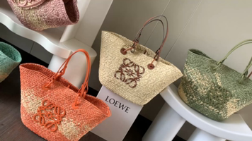 Handmade Iraka Palm and Leather Anagram Basket for Summer Vibes - 图片 1