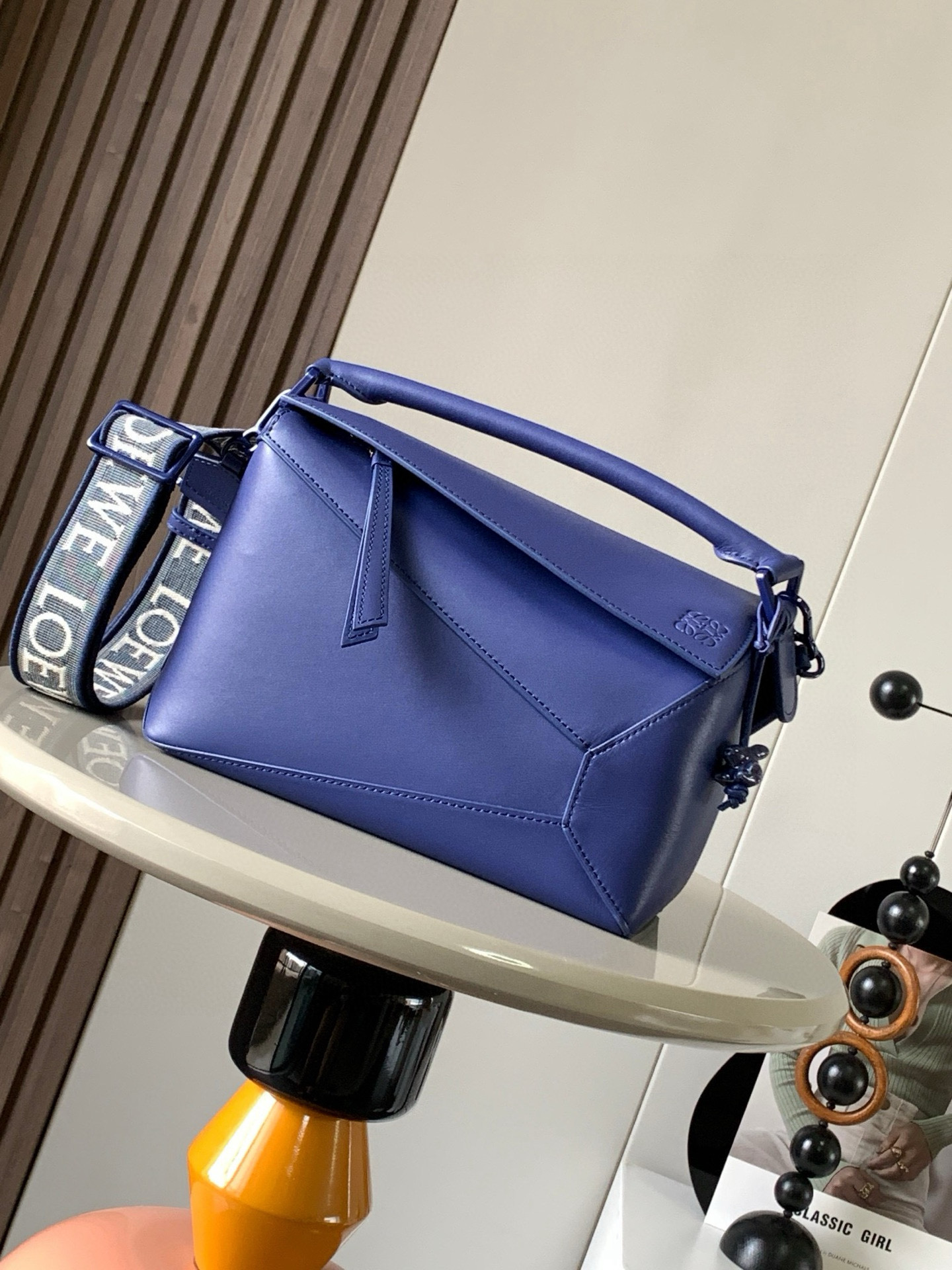 NO:389375,Ceramic rabbit geometric bag 24CMPuzzle handbag original imported calfskin plain velvet home popular geometric bag Puzzle handbag is the first handbag launched by creative director Jonathan Anderson for L0EWE. The rectangular shape and precise cutting technology have created Puzzle's unique geometric lines inspired by traditional Chinese monochrome glaze ceramics. Perfectly interpret the beauty to the extreme. The monochrome glaze series from the body to the hardware is one color satin cowhide material, smooth, smooth, clean and neat, and the highly recognizable embroidered wide shoulder straps exudes a natural sense of high fashion and stylishness. It is very heartwarming and amazing!  Size 24CM~16CM~10CM Model number 9001 Color blue, Loewe, loewe, loewe, cowhide19860909陶瓷小兔款几何包24CMPuzzle手袋原厂进口小牛皮平纹罗家爆款几何包Puzzle 手袋是创意总监乔纳森·安德森为 L0EWE 推出的首款手提包,长方体形状和精确的切割技术创造了 Puzzle 独特的几何线条灵感来自中国传统的单色釉陶瓷完美诠释美到极致是自然～单色釉系列从包身到五金通体一色缎面牛皮材质光滑柔顺干净利落配上辨识度极高的刺绣宽肩带,散发着一种浑然天成的高级时髦感配上同色系陶瓷兔子挂饰十分走心,绝了！ 尺寸24CM～16CM～10CM 款号9001 颜色蓝色,罗意威,loewe,loewe,cowhide,Bag