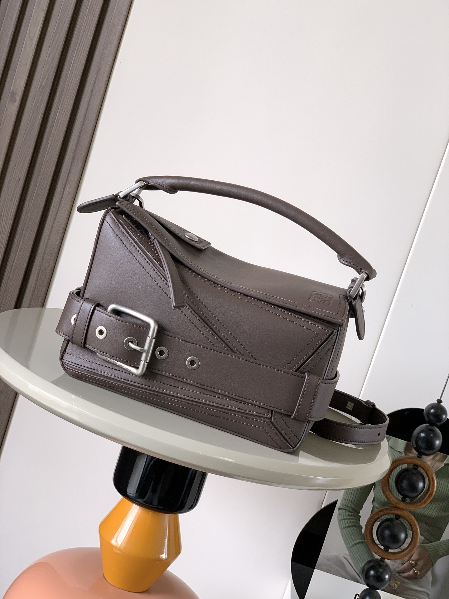 NO:391211,Small glossy cowhide leather Puzzle Biker handbag Puzzle outlines the rectangular shape with unique geometric lines This small version is made of glossy cowhide leather with motorcycle rider-style details* shoulder-mounted, crossbody or hand-held* removable adjustable shoulder strap* Zipper-closed cowhide zipper head* One external zipper back pocket One internal insert pocket* Herringbone cotton canvas lining *Anagram embossed Size 24CM~16.5CM~10.5CM Model No. 9151 Color brown, Loewe, cowhide19860909小号亮面牛皮革 Puzzle Biker手袋Puzzle 以别具一格的几何线条勾勒长方体造型此小号版本采用亮面牛皮革制成饰有摩托车骑士风格细节*可肩背、斜挎或手提*可拆卸可调节肩带*拉链开合牛皮革拉链头*一个外部拉链后袋一个内部插袋*人字纹棉质帆布衬里 *Anagram 压纹 尺寸24CM～16.5CM～10.5CM 款号9151 颜色棕色,罗意威,loewe,cowhide,Bag