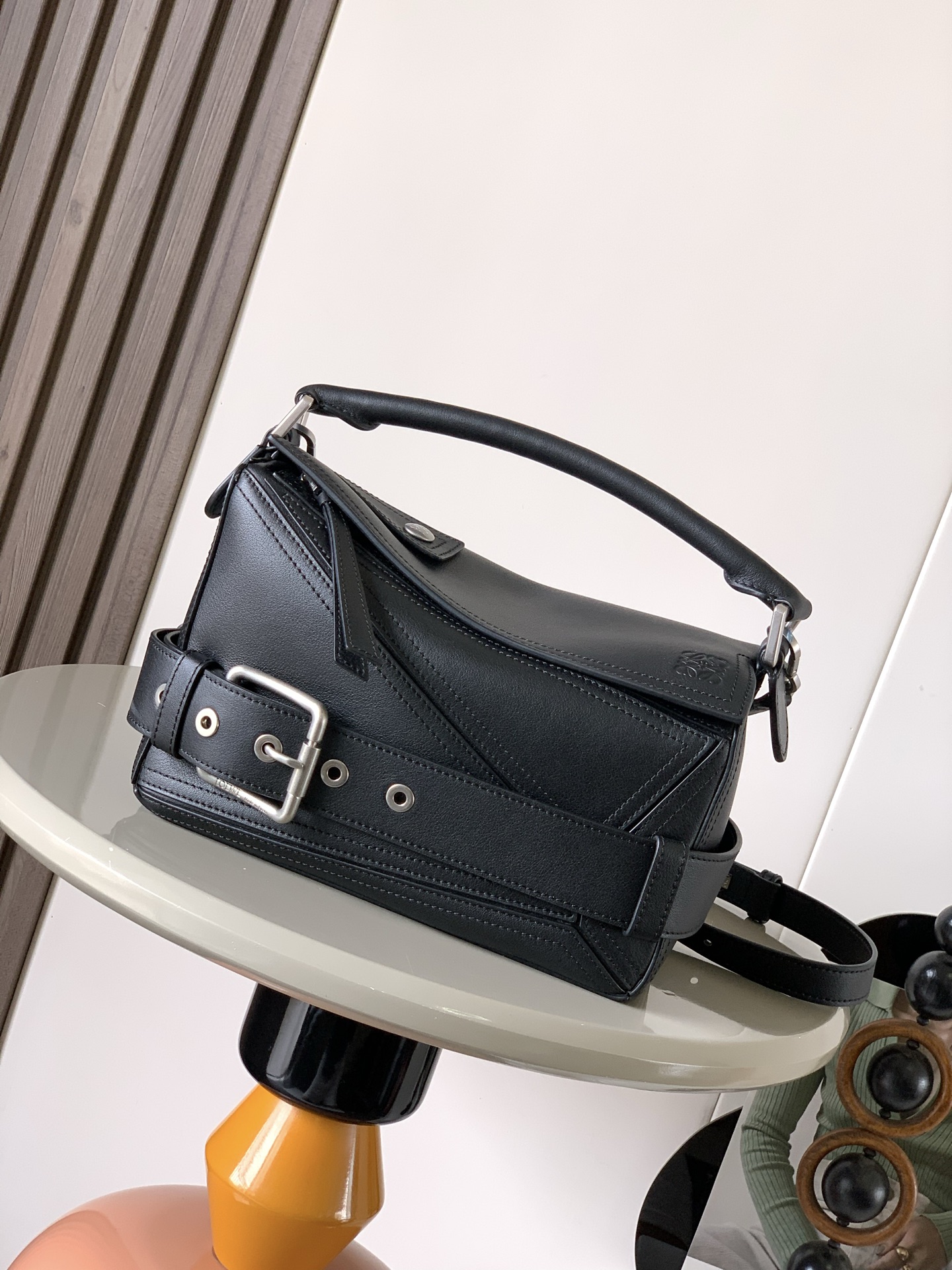 NO:391216,Small glossy cowhide leather Puzzle Biker handbag Puzzle outlines the rectangular shape with unique geometric lines This small version is made of glossy cowhide leather with motorcycle rider-style details* shoulder-mounted, crossbody or hand-held* removable adjustable shoulder strap* Zipper-closed cowhide zipper head* One external zipper back pocket One internal insert pocket* Herringbone cotton canvas lining *Anagram embossed Size 24CM~16.5CM~10.5CM Model No. 9151 Color black, Loewe, cowhide19860909小号亮面牛皮革 Puzzle Biker手袋Puzzle 以别具一格的几何线条勾勒长方体造型此小号版本采用亮面牛皮革制成饰有摩托车骑士风格细节*可肩背、斜挎或手提*可拆卸可调节肩带*拉链开合牛皮革拉链头*一个外部拉链后袋一个内部插袋*人字纹棉质帆布衬里 *Anagram 压纹 尺寸24CM～16.5CM～10.5CM 款号9151 颜色黑色,罗意威,loewe,cowhide,Bag