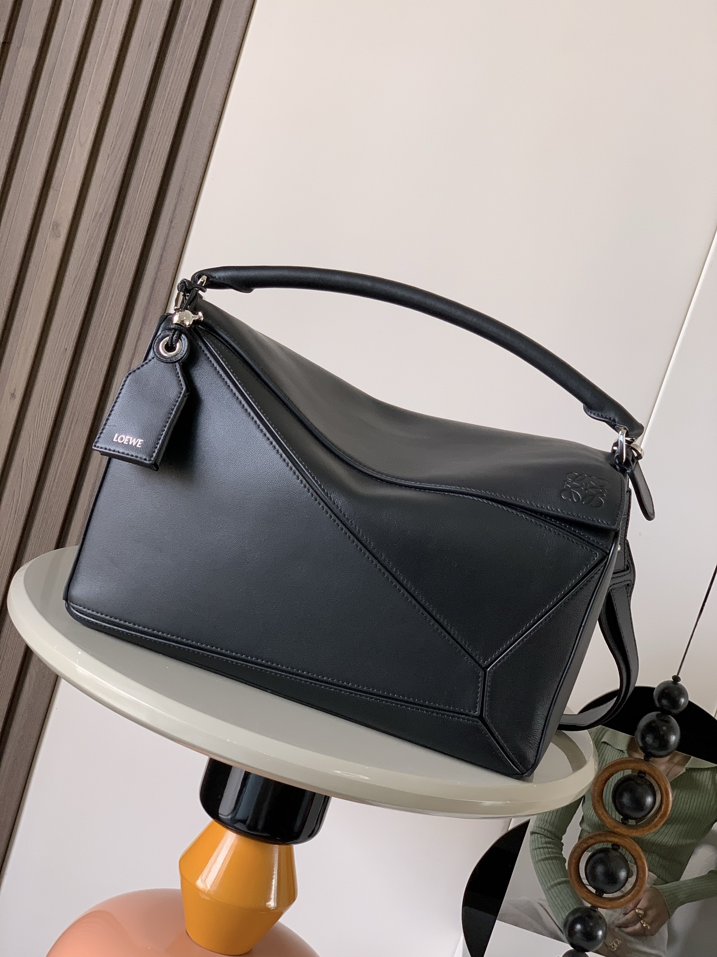 NO:391229,Large Napa Sheepskin Featherlight Puzzle Handbag Featherlight Puzzle With unique geometric lines, the rectangular shape is soft and lightweight Napa leather. The handbag is injected with casual and lazy style. The shoulder can be shoulder-mounted, crossbody or portable. The removable adjustable shoulder strap is decorated with rotary snaps. The zipper-closed articulated zipper head. One external zipper rear pocket. Two internal insert pockets. The decorative label is decorated with hidden pockets and balloon dice. The 'rectangular metal foot nails' Napa Sheepskin lining. *Anagram embossed, decorative internal engraved lettering. Size 33CM~21.5CM~17.5CM. Model No. 9099. Color black, Loewe, sheepskin19860909大号纳帕羊皮革 Featherlight Puzzle 手袋Featherlight Puzzle 以别具一格的几何线条勾勒长方体造型柔软轻盈的纳帕皮革为手袋注入随性慵懒的风格*可肩背、斜挎或手提*可拆卸可调节肩带饰有旋转卡扣*拉链开合铰接式拉链头*一个外部拉链后袋两个内部插袋*可拆卸烫金或烫银标签饰有隐秘口袋和气球骰子“长方形金属脚钉“纳帕羊皮革衬里 *Anagram 压纹、饰牌内部镌刻字样 尺寸33CM～21.5CM～17.5CM 款号9099 颜色黑色,罗意威,loewe,sheepskin,Bag