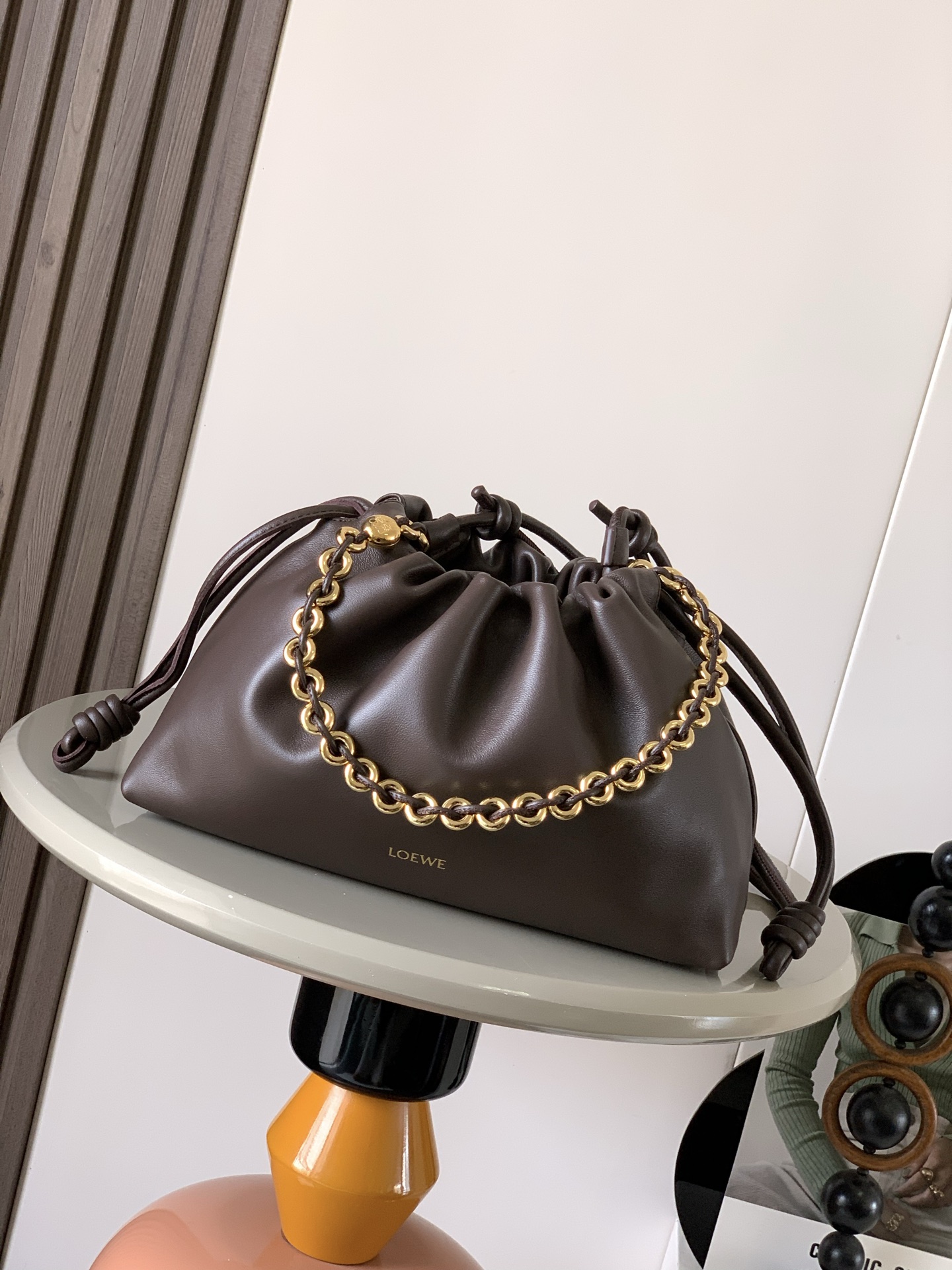 NO:391236,New medium deer leather Flamenco Purse clutch same style as the star Flamenco Purse adopts a pleated design, with the side with an iconic knot. This medium version is made of deer leather * Can be shoulder-back, crossbody or portable * Removable adjustable leather shoulder strap * Removable donut chain decorated with Anagram Pebble * Ultra-light, super soft and scratch-resistant, and you can wear two shoulder straps at will, one shoulder cross-back. Magnetic buckle closure * Suede lining * LOEWE silver sizing 30cm ~ 10.5cm ~ 20cm Model number 9057 Color brown, thom brown, loewe, loewe, handbag19860909新款中号鹿皮革 Flamenco Purse 手拿包明星同款Flamenco Purse 采用褶皱设计,侧面搭配标志性绳结此中号版本采用鹿皮革制成＊可肩背、斜挎或手提＊可拆卸可调节皮革肩带＊可拆卸甜甜圈链条饰有Anagram Pebble ＊超轻超软耐划痕,随意搭配自带两个肩带,单肩斜背都可以.磁扣开合＊绒面革衬里* LOEWE 烫银 尺寸30cm～10.5cm～20cm 款号9057 颜色布朗尼深棕,罗意威,thom browne,loewe,loewe,handbag,Bag