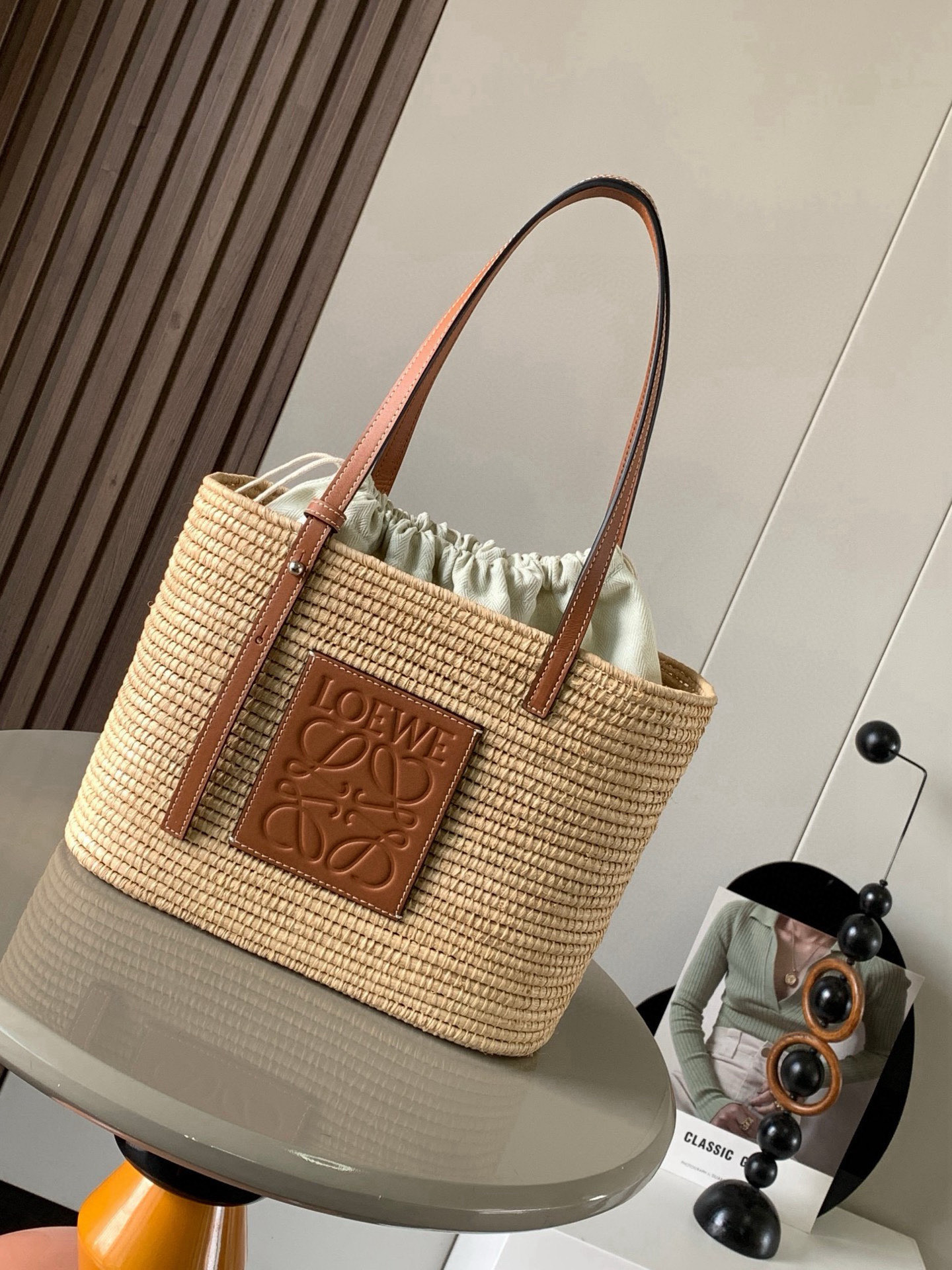 NO:391429,The popular small raffia fiber and cowhide leather square Basket handbag This compact square Basket handbag is made of Rafite pure handwoven and cowhide leather. It is simple and elegant and has a light weight. It has a simple and connotation. It comes with a Korean style. It feels very suitable to go out for travel, take photos, and adjust the length of the strap by yourself. It can be easily matched on the outing or commuting to work. It is very refreshing with the back. It is definitely a must-have bag for beach vacations. It must have a casual bag. This bag can not only be fitted with a water bottle, but also a small umbrella. Simple design and L0EWE logo, no matter how old it is, it can be used to control it. Materials, plant materials (natural Rafite) Size 27~20~10CM Model number 8001  Color brown, Loewe, cowhide, umbrellas19860909爆款小号酒椰纤维和牛皮革方形 Basket 手袋这款紧凑的方形Basket手袋由拉菲草纯手工编织和牛皮革制成观简约大方且自重很轻,款式简单有内涵韩系穿搭拿上这个包包 feel 就来了很适合去外面旅游拍拍照可自行调节背带长度,外出郊游或者上班通勤随便一搭,背着都特别清爽Square basket 绝对是海边度假必备的一款包休闲风绝对要有一款休闲包,这款包包不但可以装下水瓶就连小雨伞都可以装下.简单的设计加上 L0EWE 标志,无论是任何年纪的仙女都可以驾驭它 材料植物材料（天然拉菲草） 尺寸27～20~10CM 款号8001 颜色棕色,罗意威,loewe,cowhide,umbrellas,Bag