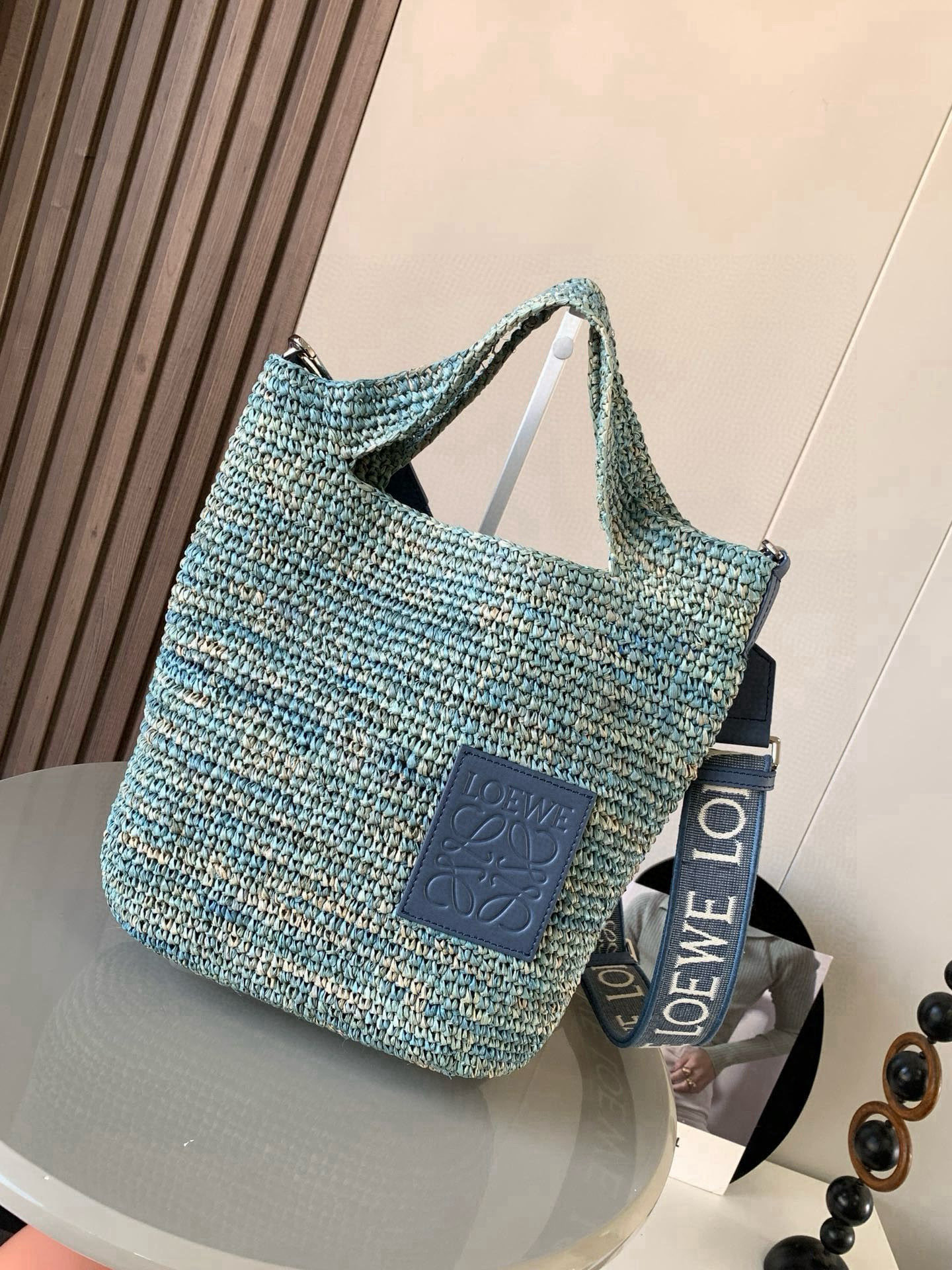 NO:391383,Popular raffia and cowhide leather Slit handbag Multi-function Slit Tote handbag top handle and body are made of soft hand-woven raffia fiber. In summer, I feel sorry if I don’t buy a straw woven bag in summer. It’s very suitable for traveling in summer. It can be installed and looked good when I can carry it with it!  Gently, the unique lazy style design capacity is also excellent. The exquisite craftsmanship and fashion are also equipped with an embroidered letter shoulder strap. I love it so much. Size 30CM~30CM~8CM Model number 8006 Color blue, Loewe, espadrilles, cowhide19860909爆款 酒椰纤维和牛皮革 Slit 手袋 多功能 Slit Tote 手袋顶部手柄和包身均采用柔软的手工编织酒椰纤维制成夏季不买一个草编包都感觉对不起自己夏日超适合出游,清爽能装怎么背怎么好看！轻轻自己百搭独特的懒散风格设计容量也是杠杠的,精湛的工艺与时尚结合还配有一条刺绣字母肩带,太爱了 尺寸30CM~30CM~8CM 款号8006 颜色蓝色,罗意威,loewe,espadrilles,cowhide,Bag