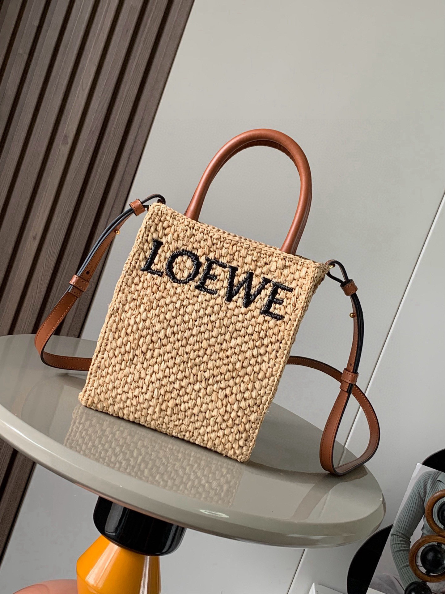 NO:391459,Raffia Standard Tote Handbag Standard Tote Handbag Simple and eye-catching with simple silhouette. It has a simple silhouette. It has a simple shape and a simple top handle. This A5 version is made of raffia. It is equipped with cowhide leather top handle with contrasting color LOEWE mark. *Hand holder or shoulder back *Removable and adjustable straps are available for holiday and leisure. Model number 8016 Size 21.5cm~17cm~6cm Color brown, Loewe, loewe, loewe, cowhide19860909酒椰纤维标准A5 Tote 手袋 Standard Tote 手袋简约而引人注目拥有简洁的廓形实用的形状和简单的顶部提手这个A5版本采用酒椰纤维制成配有牛皮革顶部提手饰有对比色 LOEWE 标记.＊手拎或肩背＊可拆卸可调节带子度假休闲日常搭配皆可 款号8016 尺寸21.5cm～17cm～6cm 颜色棕色,罗意威,loewe,loewe,cowhide,Bag