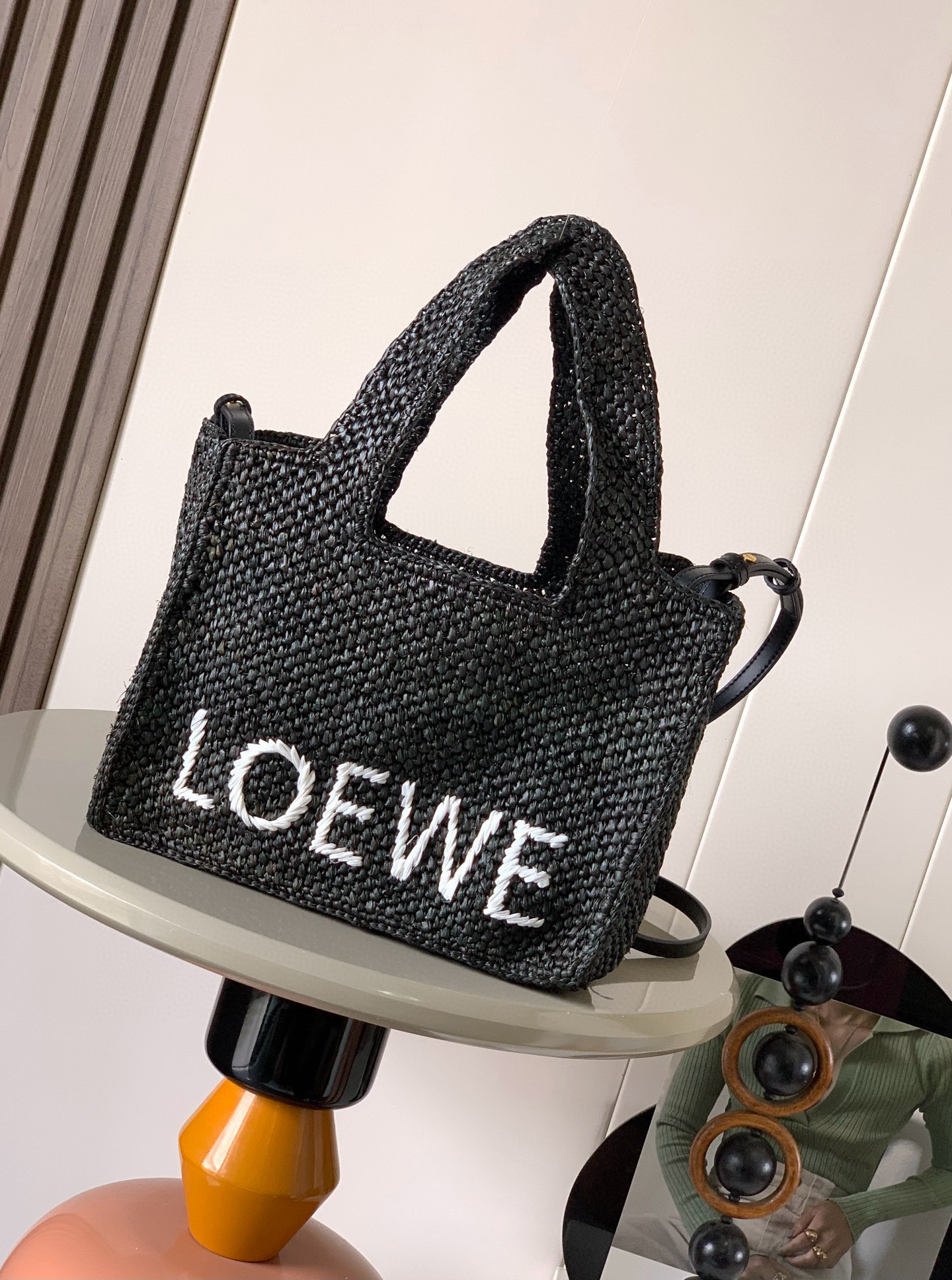 NO:391480,Small raffia LOEWE Font Tote Handbag LOEWE Font Tote is a rectangular handbag, completely woven from raffia fiber with contrasting color LOEWE logo Picture size small version. *Handshe or shoulder back *Removable and adjustable shoulder strap *Unlined Model 8021 Size 24cm~11cm~19.5cm Color black, Loewe, loewe, loewe19860909小号酒椰纤维LOEWE Font Tote 手袋LOEWE Font Tote 是一款长方体手袋,完全由酒椰纤维编织而成饰有对比色 LOEWE 标志 图片尺寸小号版本.＊手提或肩背＊可拆卸可调节肩带＊无衬里 款号8021 尺寸24cm～11cm～19.5cm 颜色黑色,罗意威,loewe,loewe,Bag