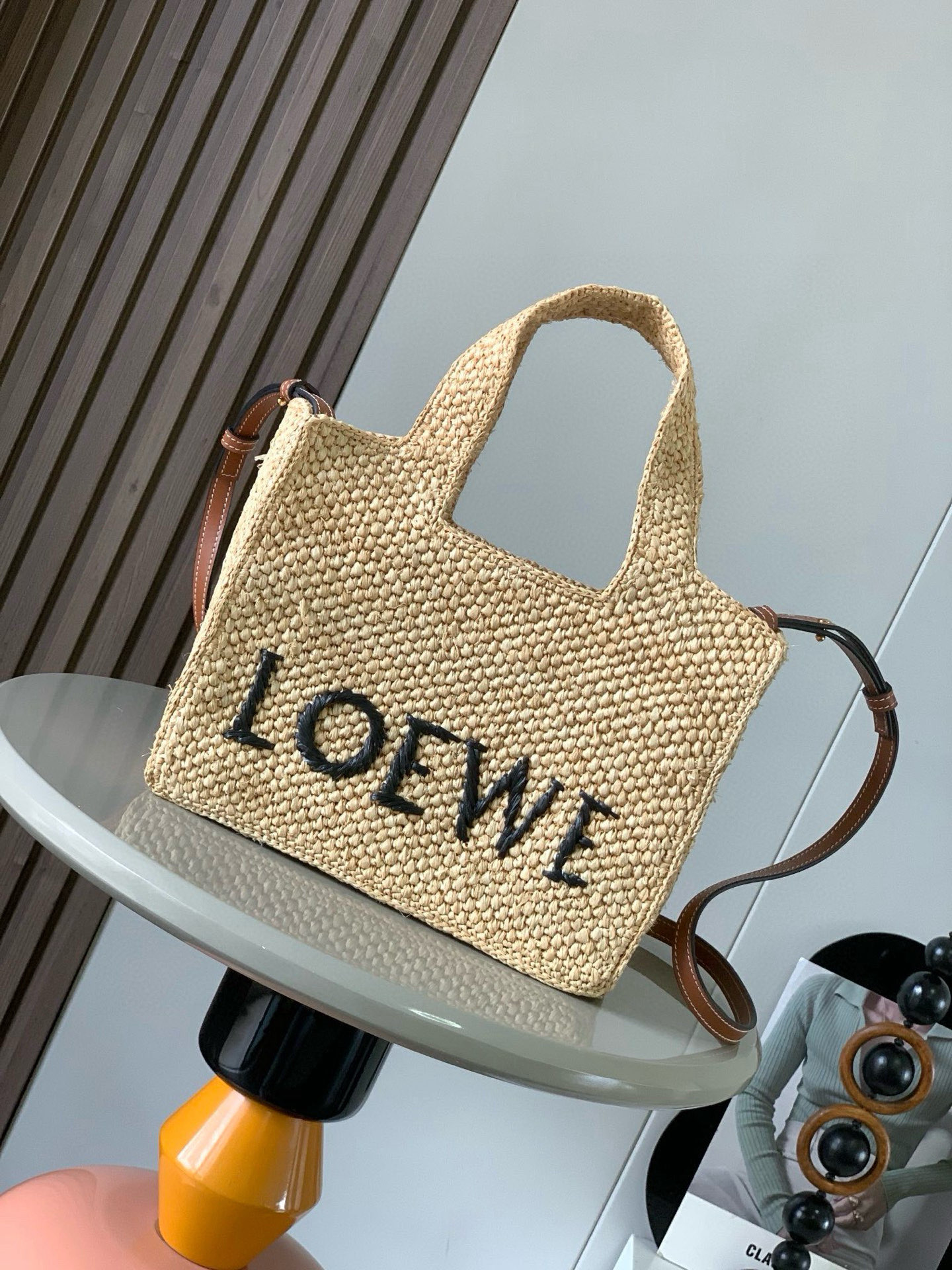 NO:391486,Small raffia LOEWE Font Tote Handbag LOEWE Font Tote is a rectangular handbag, completely woven from raffia fiber with contrasting color LOEWE logo Picture size small version. *Handshe or shoulder back *Removable and adjustable shoulder strap *Unlined Model 8021 Size 24cm~11cm~19.5cm Color brown, Loewe, loewe, loewe19860909小号酒椰纤维LOEWE Font Tote 手袋LOEWE Font Tote 是一款长方体手袋,完全由酒椰纤维编织而成饰有对比色 LOEWE 标志 图片尺寸小号版本.＊手提或肩背＊可拆卸可调节肩带＊无衬里 款号8021 尺寸24cm～11cm～19.5cm 颜色棕色,罗意威,loewe,loewe,Bag