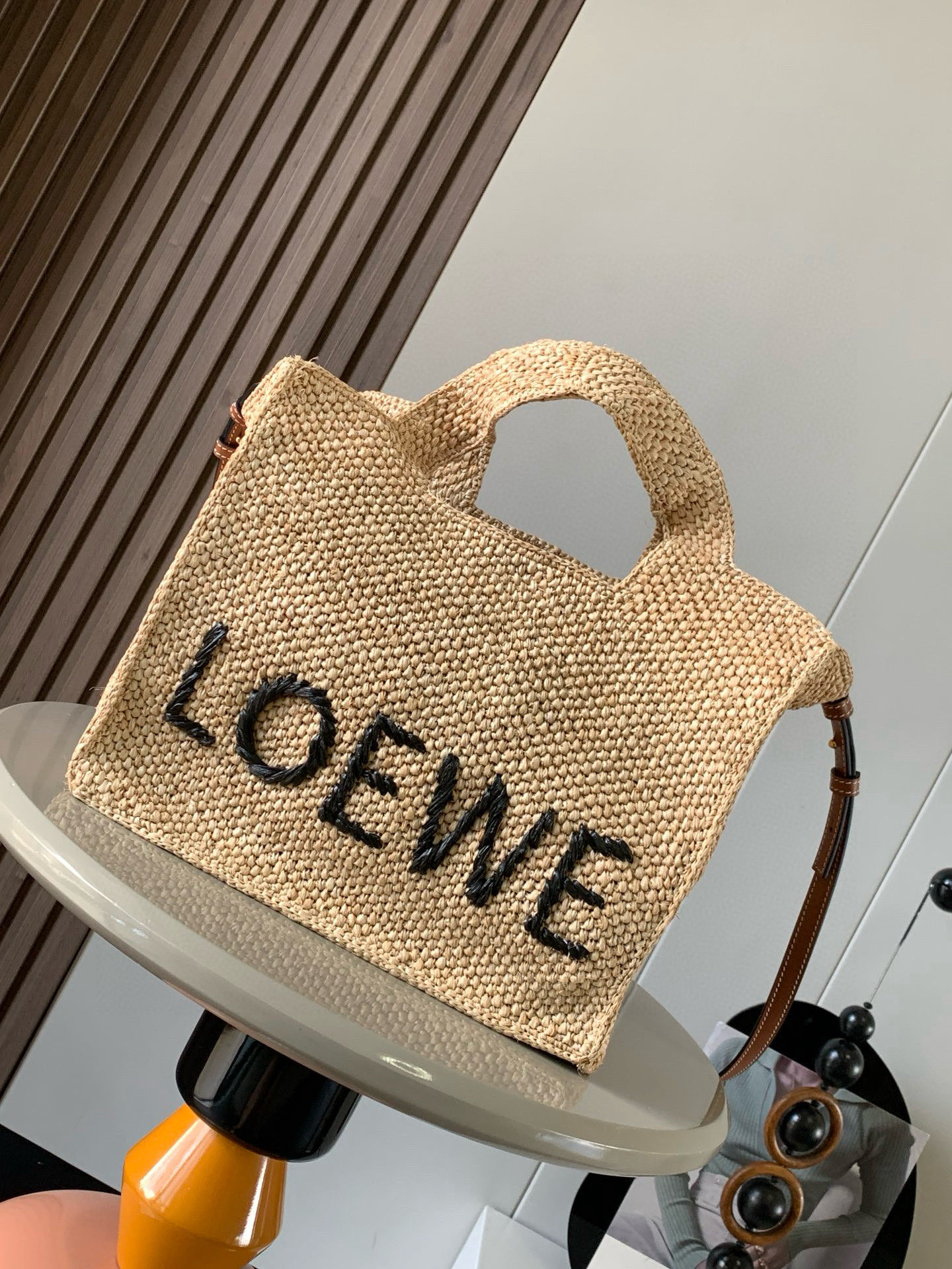 NO:391494,Medium raffia LOEWE Font Tote Handbag LOEWE Font Tote is a rectangular handbag, completely woven from raffia fiber with contrasting color LOEWE logo Picture size small version. *Handshe or shoulder back *Removable and adjustable shoulder strap *Unlined Model 8022 Size 30cm～15cm～25.5cm Color brown, Loewe, loewe, loewe19860909中号酒椰纤维LOEWE Font Tote 手袋LOEWE Font Tote 是一款长方体手袋,完全由酒椰纤维编织而成饰有对比色 LOEWE 标志 图片尺寸小号版本.＊手提或肩背＊可拆卸可调节肩带＊无衬里 款号8022 尺寸30cm～15cm～25.5cm 颜色棕色,罗意威,loewe,loewe,Bag