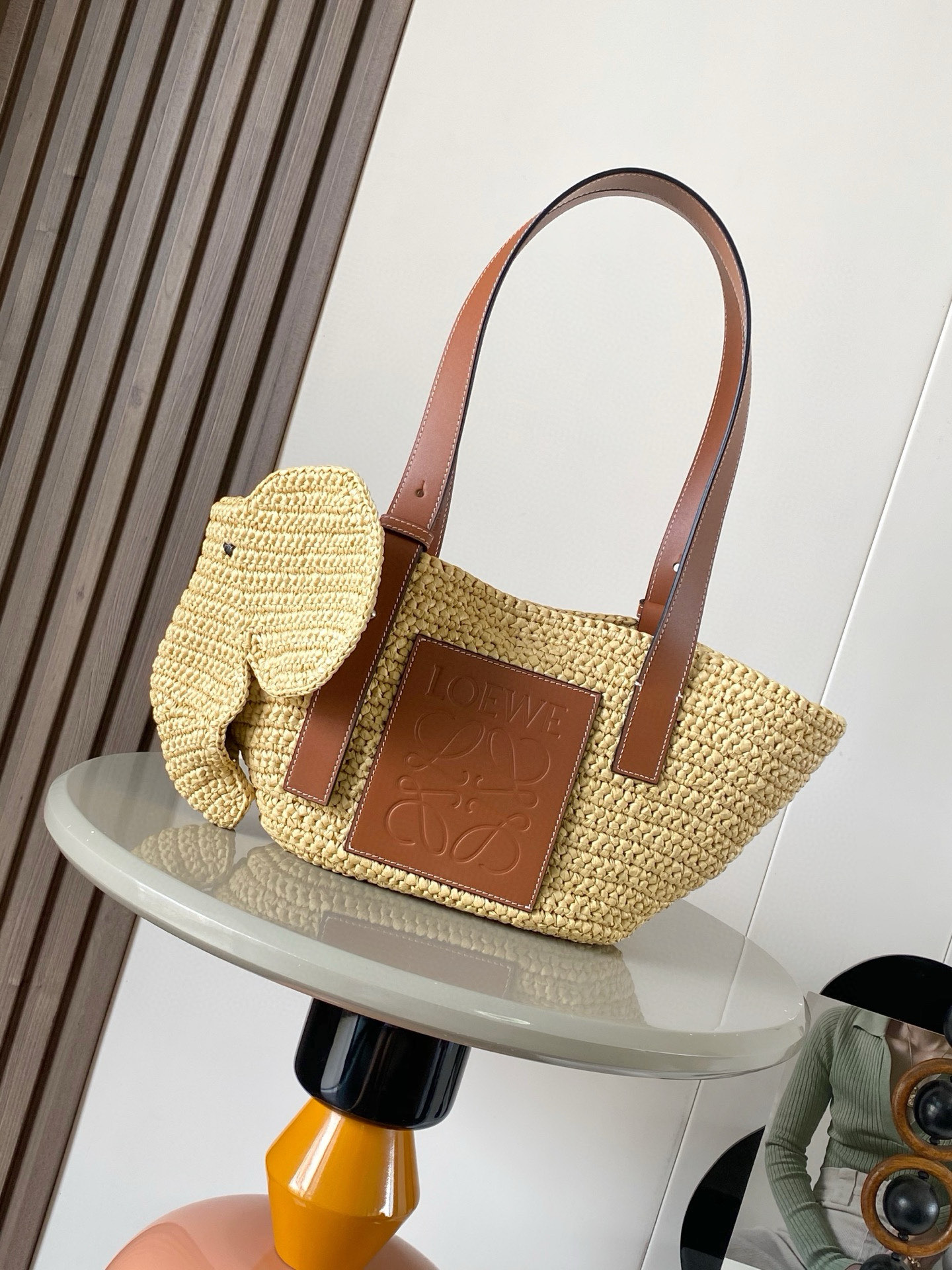 NO:391506,Small palm leaves and cowhide leather Basket handbags Basket elephant braided bag Traditional Basket handbags are made of classic hand-woven bags with cowhide top handles This small version is made in Spain with Rafite leaves grown, harvested, dried and hand-woven by Moroccan craftsmen*Shoulder or hand-held*Adjustable top handle*Unlined “L0EWE Anagram Embossed cowhide patch*Works can be handmade in a slightly different size, each with a unique style Size 31CM~17.5CM~13CM Model No. 8024 Color Brown, Loewe, loewe, cowhide19860909小号棕榈叶和牛皮革 Basket手袋小象编织包传统 Basket手袋采用经典手工编织包身,搭配牛皮革顶部提手此小号版本在西班牙采用由摩洛哥工匠种植、收成、晒干和手工编织的拉菲草叶制成*可肩背或手提*可调节顶部提手*无衬里 “L0EWE Anagram 压纹牛皮革贴片*作品以手工制作尺寸可能略有不同,每款皆别具一格 尺寸31CM～17.5CM～13CM 款号8024 颜色棕色,罗意威,loewe,cowhide,Bag