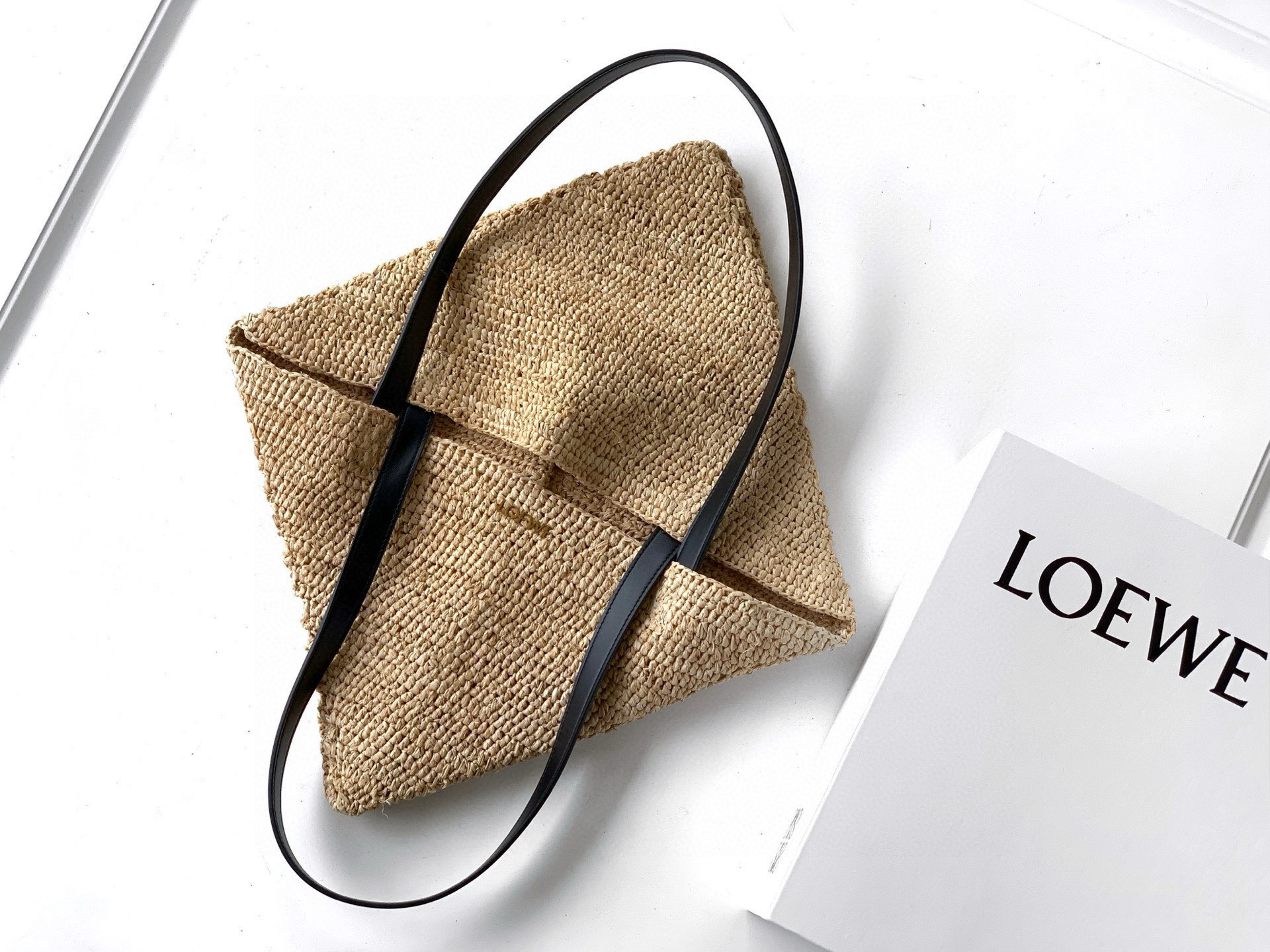 Loewe 中号31cm 拉菲草 Puzzle Fold 手袋Puzzle Fold 采用轻盈几何结构设计