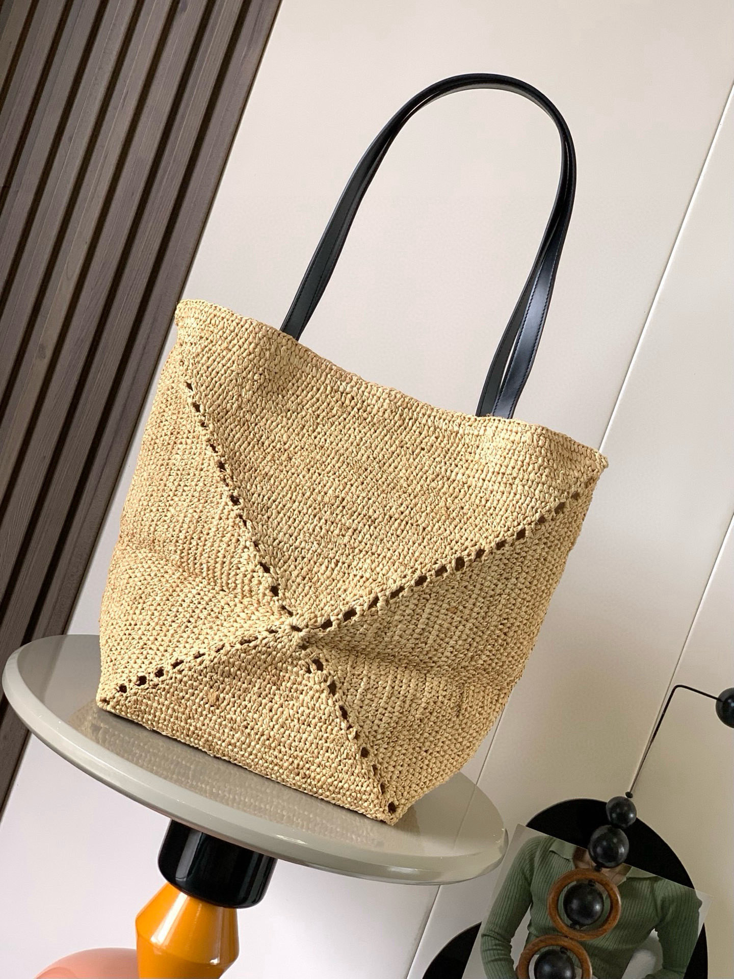 Loewe 中号31cm 拉菲草 Puzzle Fold 手袋Puzzle Fold 采用轻盈几何结构设计