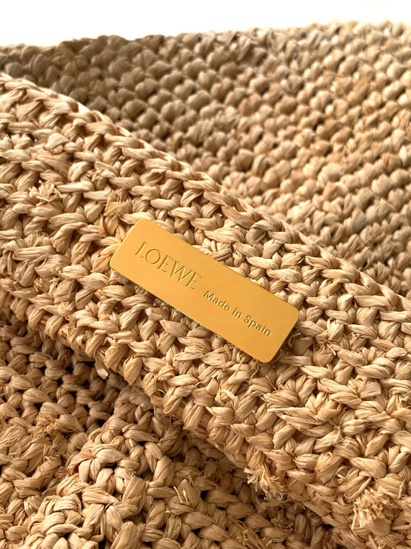 Loewe 中号31cm 拉菲草 Puzzle Fold 手袋Puzzle Fold 采用轻盈几何结构设计