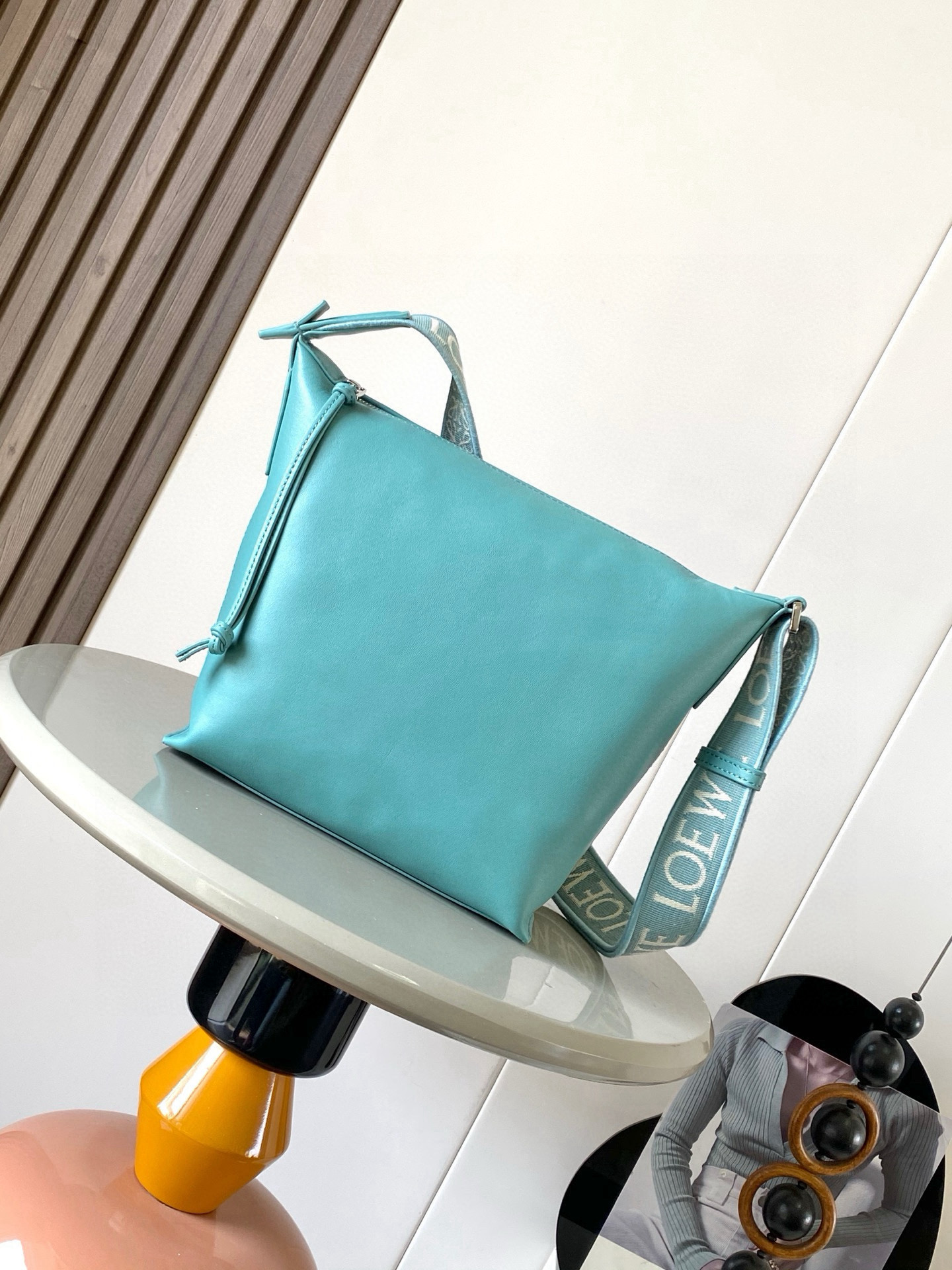 NO:391867,Small Cubi crossbody bag made a stunning appearance this time. It is really surprising that it has a jacquard adjustable shoulder strap. It feels skin-friendly and soft, and has strong functionality. It can be used as a gym bag as a short trip. It is also very out of the circle. It is really a good bag with very high comprehensive quality. The Cubi crossbody bag is a spacious and soft handbag that can easily adapt to the body shape. This version is made of soft and smooth cowhide, paired with L0EWE jacquard strap. Crossbody strap or shoulder back. Adjustable shoulder strap. Zipper opening and closing with cowhide zipper head. Internal insertion bag. Size 29.5~22~10.5CM. Model number 9026. Color water blue, Loewe, satchels, crossbody bags, cowhide19860909小号Cubi斜挎包惊艳亮相这次出了Cubi 真是让人惊喜配有提花可调节肩带手感亲肤柔和容量大功能性强 可以单肩腋下斜挎 可当健身包使用作为短途旅行的行李袋也是非常出圈、出片的真的是一只综合素质非常高的好包包Cubi 斜挎包是一款宽敞且柔软的手袋,可轻松适应体形此版本采用柔软光滑的牛皮革制成,搭配 L0EWE 提花肩带 .斜挎或肩背 .可调节肩带 .拉链开合带牛皮革拉链头.内部插袋 尺寸29.5～22～10.5CM 款号9026 颜色水蓝色,罗意威,loewe,satchels,crossbody bags,cowhide,Bag