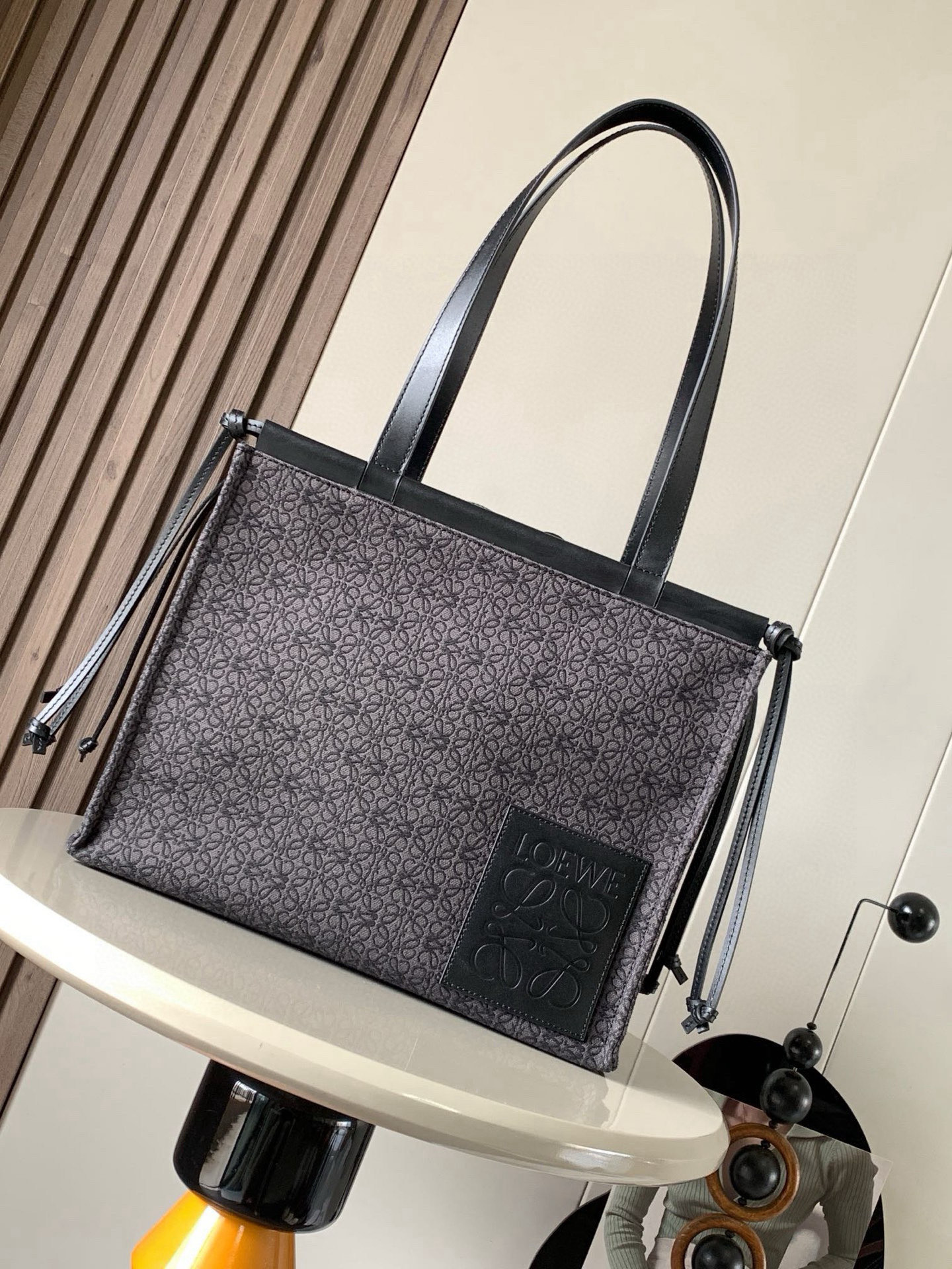 NO:391863,Every year, the Luo family will release a special white cloth bag and it is also very popular. The toast bag two years ago, and Paula’s bag last year, and this year welcoming the latest cushion tote bag~~ It’s so amazing!  The exclusive custom Taiwan imported canvas is paired with imported calfskin rope-shaped design, and the four-corner knotted rope straps are built-in fixed and 'brackets' are fixed. The style is very novel and unique, and it adds practicality to the large open leisure bag. Real vacation, commuting style to work, size 32CM~26CM~16CM Model number 8015 Color floral black, Luo Yiwei, loewe, loewe, cowhide19860909每一年罗家都会出一款特色的白色布包而且还特别火爆,前年吐司包,去年Paula’s包,今年又迎来最新的cushion tote bag~~简直不要太赞！采用独家定制台湾进口帆布搭配进口小牛皮绑绳式设计的袋口加上四角落打结绳带,内置固定叠合”支架”定型,款式非常新颖别致之外给大敞口休闲包又增添了实用性.实实在在的度假,上班通勤款~分 尺寸32CM～26CM～16CM 款号8015 颜色花布黑,罗意威,loewe,loewe,cowhide,Bag