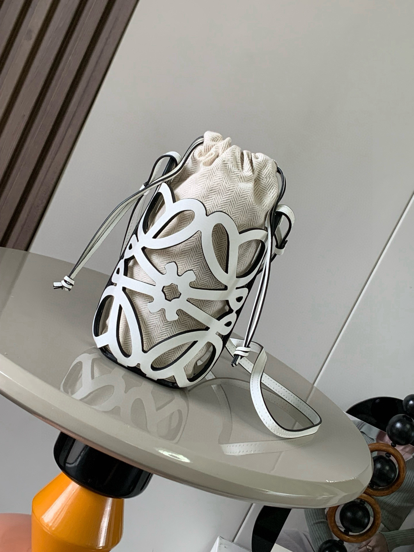 NO:391879,Classic cowhide leather and canvas Anagram hollow bag This multi-functional crossbody bag is made of Anagram pattern hollow cowhide leather and is equipped with rope straps and herringbone cotton canvas drawstring inner bag small giant canvas suitable for travel and leisure atmosphere concave shape artifact＊cross body＊ cowhide leather drawstring size 11cm～8cm～20cm Color white linen Model number 8019, Loewe, loewe, cowhide19860909经典牛皮革和帆布 Anagram镂空小袋这款多功能的斜挎小袋采用Anagram 图案镂空牛皮革制成并配有绳带和人字纹棉质帆布抽绳内袋个头小小的巨能装适合出游休闲氛围凹造型神器＊斜挎＊牛皮革抽绳 尺寸11cm～8cm～20cm 颜色白色麻布 款号8019,罗意威,loewe,cowhide,Bag