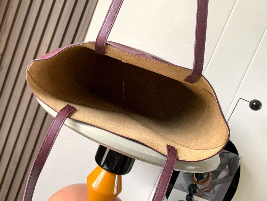 Loewe 中号31cm亮面牛皮革 Puzzle Fold 手袋新品 Fold 手袋 采用柔软而轻盈的设计