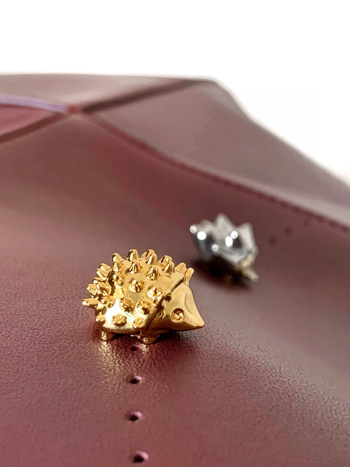 Loewe 中号31cm亮面牛皮革 Puzzle Fold 手袋新品 Fold 手袋 采用柔软而轻盈的设计