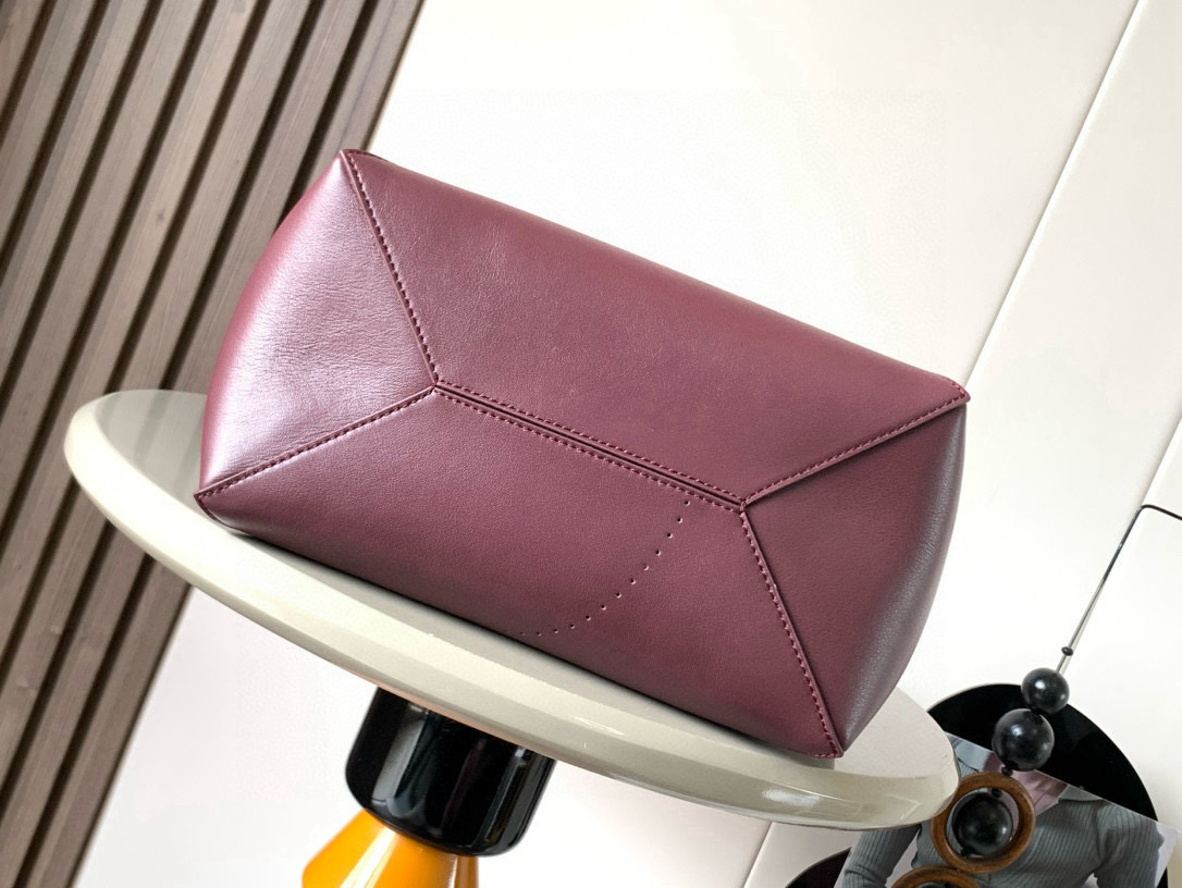 Loewe 中号31cm亮面牛皮革 Puzzle Fold 手袋新品 Fold 手袋 采用柔软而轻盈的设计