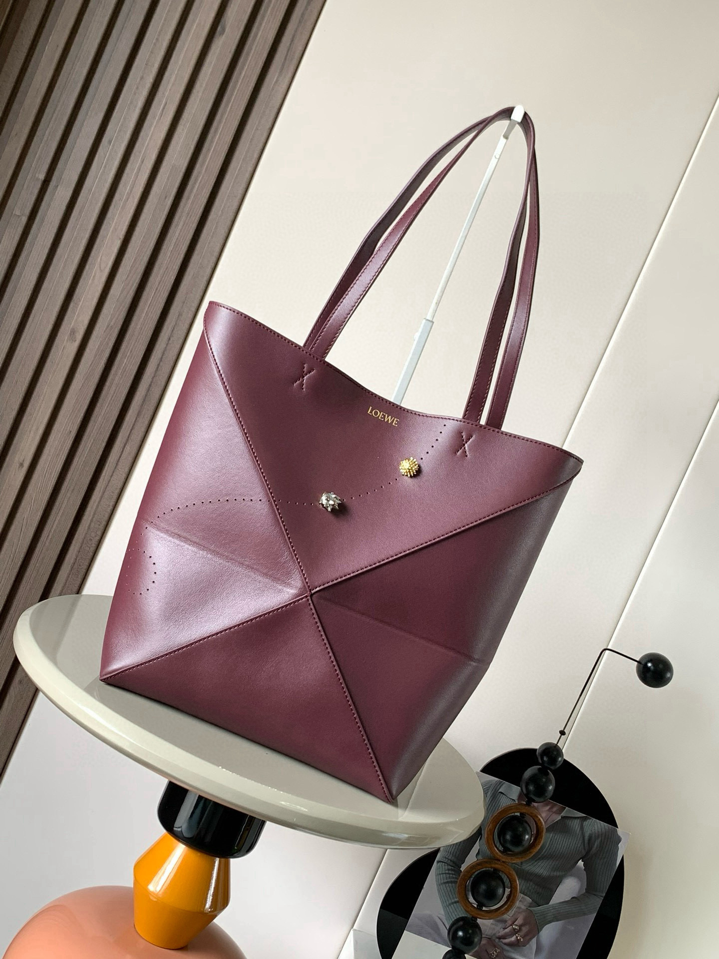 Loewe 中号31cm亮面牛皮革 Puzzle Fold 手袋新品 Fold 手袋 采用柔软而轻盈的设计
