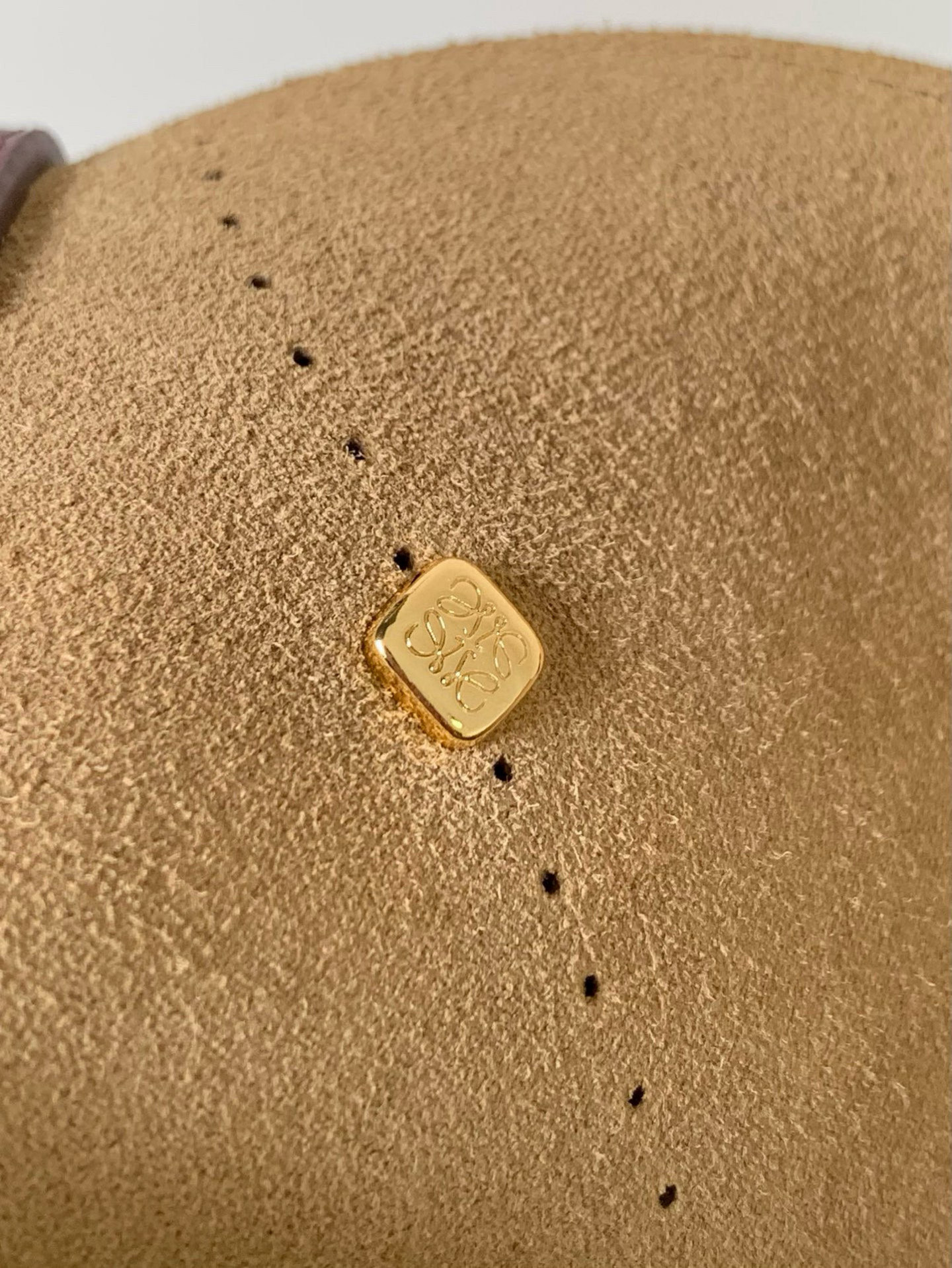 Loewe 中号31cm亮面牛皮革 Puzzle Fold 手袋新品 Fold 手袋 采用柔软而轻盈的设计