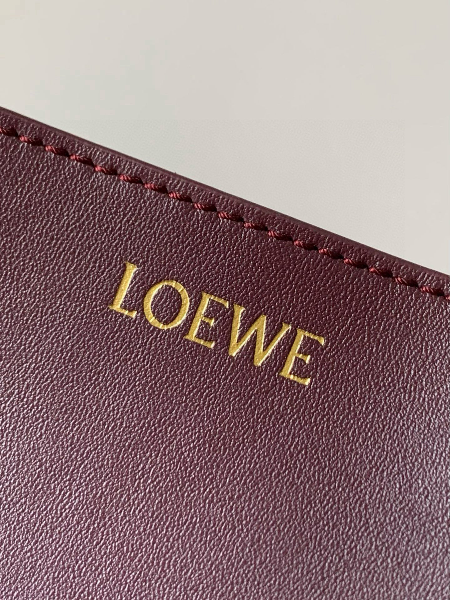 Loewe 中号31cm亮面牛皮革 Puzzle Fold 手袋新品 Fold 手袋 采用柔软而轻盈的设计
