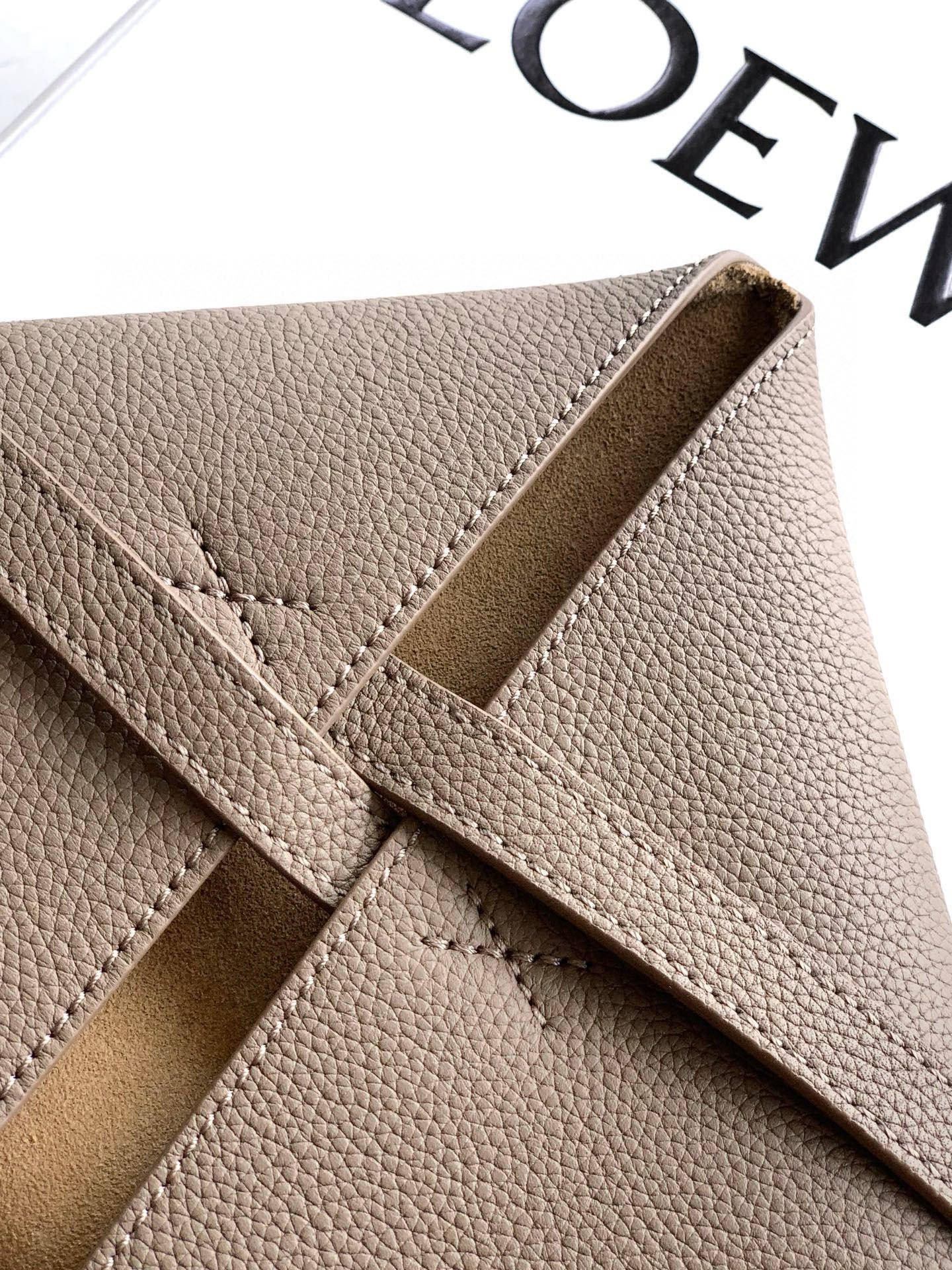 Loewe 中号31cm荔面牛皮革 puzzle