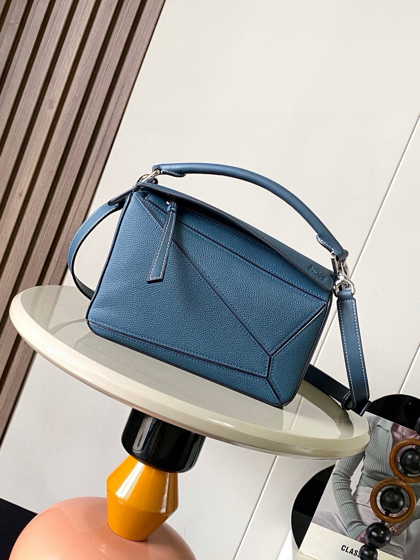 NO:394743,Geometric bag 24CMPuzzle handbags imported from original calfskin plain paper Luojia's popular geometric bag Puzzle handbag is the first handbag launched by creative director Jonathan Anderson. The rectangular shape and precise cutting technology have created Puzzle's unique geometric lines. This small-size version is made of soft grain cowhide leather. Small Puzzle can accommodate for example a large wallet, mobile phones of all sizes and sunglasses, slanted shoulders, hand-held or carrying on the top handle * removable Size 24CM~16CM~10CM Model number 9005 Color lyi blue leather, Loewe, loewe, wallets, cowhide19860909几何包24CMPuzzle手袋原厂进口小牛皮平纹 罗家爆款几何包Puzzle 手袋是创意总监乔纳森·安德森（ Jonathan Anderson）推出的首款手提包长方体形状和精确的切割技术创造了 Puzzle 独特的几何线条这个小尺寸版本采用柔软粒面牛皮革制成＊小号 Puzzle 可以容纳例如一只大号钱包、所有尺寸的手机和太阳镜斜、肩背手拿或顶部提手携带＊可拆卸 尺寸24CM～16CM～10CM 款号9005 颜色荔蓝配皮,罗意威,loewe,loewe,wallets,cowhide,Bag