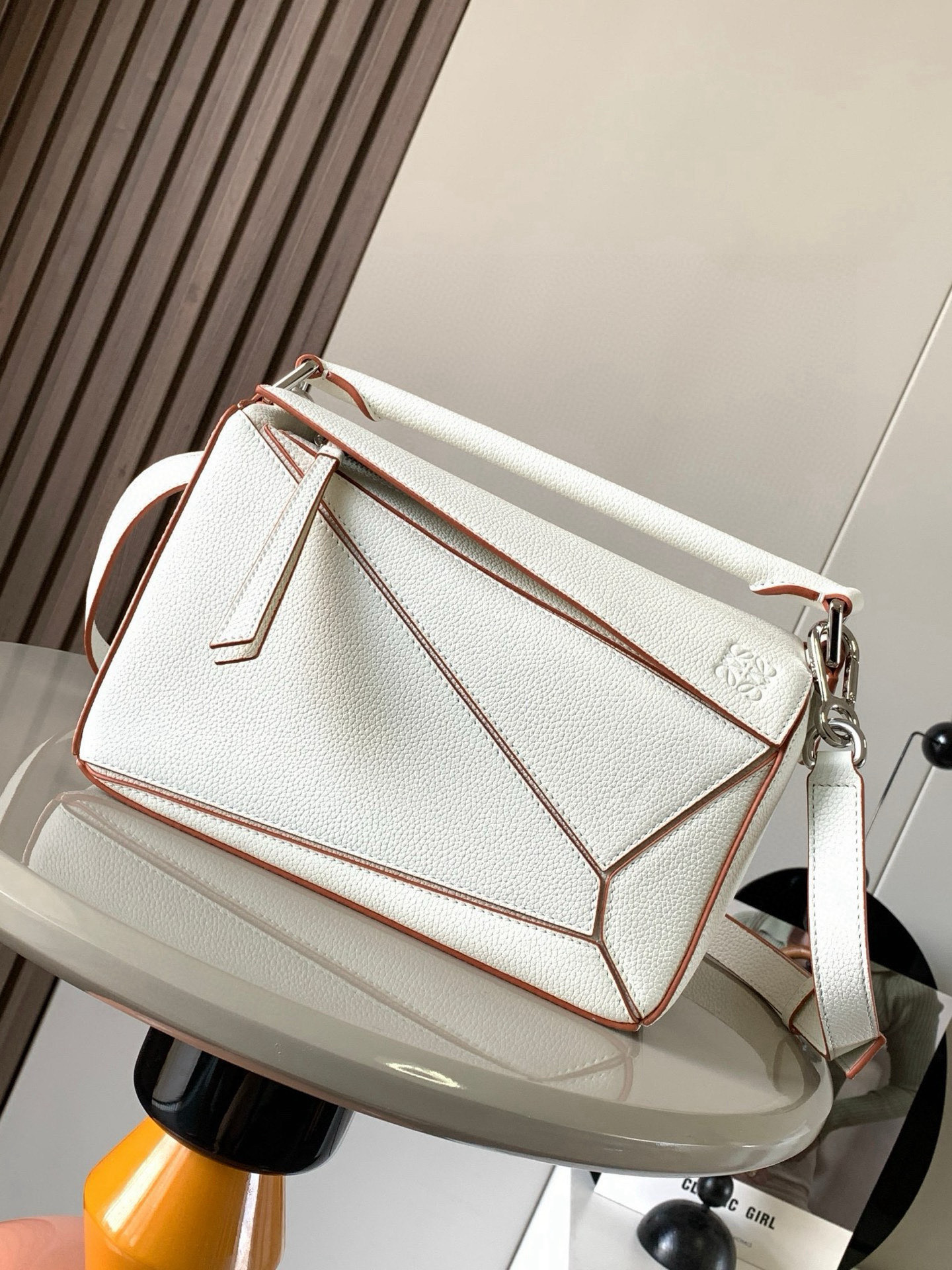 NO:394744,Geometric bag 24CMPuzzle handbags imported from original calfskin plain paper Luojia's popular geometric bag Puzzle handbag is the first handbag launched by creative director Jonathan Anderson. The rectangular shape and precise cutting technology have created Puzzle's unique geometric lines. This small-size version is made of soft grain cowhide leather. Small Puzzle can accommodate for example a large wallet, mobile phones of all sizes and sunglasses of oblique sizes, shoulders, hand holds or top handles. Removable sizes 24CM~16CM~10CM Model number 9005 Color white brown, Loewe, loewe, wallets, cowhide19860909几何包24CMPuzzle手袋原厂进口小牛皮平纹 罗家爆款几何包Puzzle 手袋是创意总监乔纳森·安德森（ Jonathan Anderson）推出的首款手提包长方体形状和精确的切割技术创造了 Puzzle 独特的几何线条这个小尺寸版本采用柔软粒面牛皮革制成＊小号 Puzzle 可以容纳例如一只大号钱包、所有尺寸的手机和太阳镜斜、肩背、手拿或顶部提手携带＊可拆卸 尺寸24CM～16CM～10CM 款号9005 颜色全荔白色棕,罗意威,loewe,loewe,wallets,cowhide,Bag