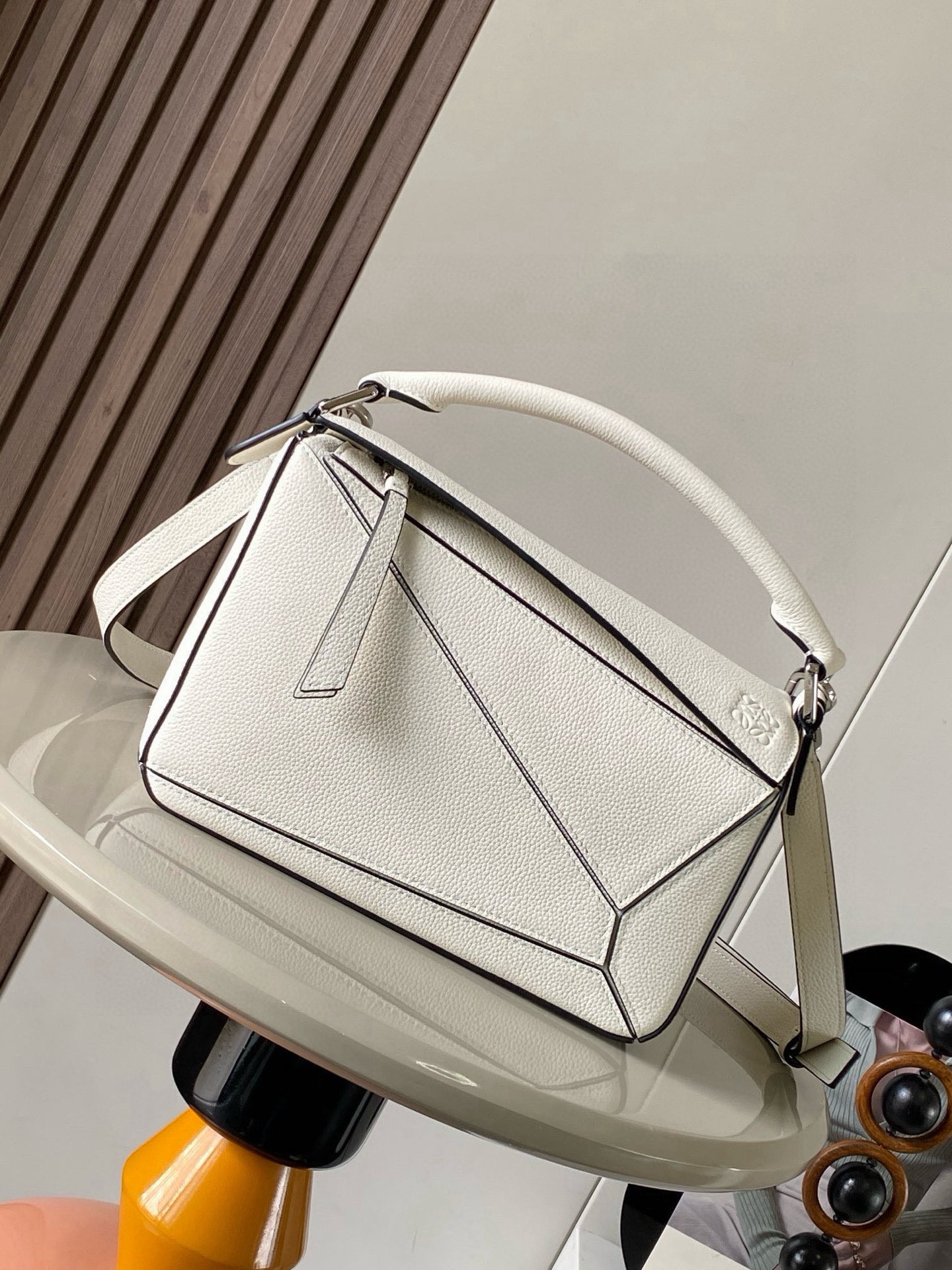 NO:394753,Geometric bag 24CMPuzzle handbags imported from original calfskin plain paper Luojia's popular geometric bag Puzzle handbag is the first handbag launched by creative director Jonathan Anderson. The rectangular shape and precise cutting technology have created Puzzle's unique geometric lines. This small-size version is made of soft grain cowhide leather. Small Puzzle can accommodate for example a large wallet, mobile phones of all sizes and sunglasses, slanted shoulders and hand holds or carry on the top handle. Size 24CM~16CM~10CM Model number 9005 Colors are all white, Loewe, loewe, wallets, cowhide19860909几何包24CMPuzzle手袋原厂进口小牛皮平纹 罗家爆款几何包Puzzle 手袋是创意总监乔纳森·安德森（ Jonathan Anderson）推出的首款手提包长方体形状和精确的切割技术创造了 Puzzle 独特的几何线条这个小尺寸版本采用柔软粒面牛皮革制成＊小号 Puzzle 可以容纳例如一只大号钱包、所有尺寸的手机和太阳镜斜、肩背手拿或顶部提手携带＊可拆卸 尺寸24CM～16CM～10CM 款号9005 颜色全荔白色,罗意威,loewe,loewe,wallets,cowhide,Bag