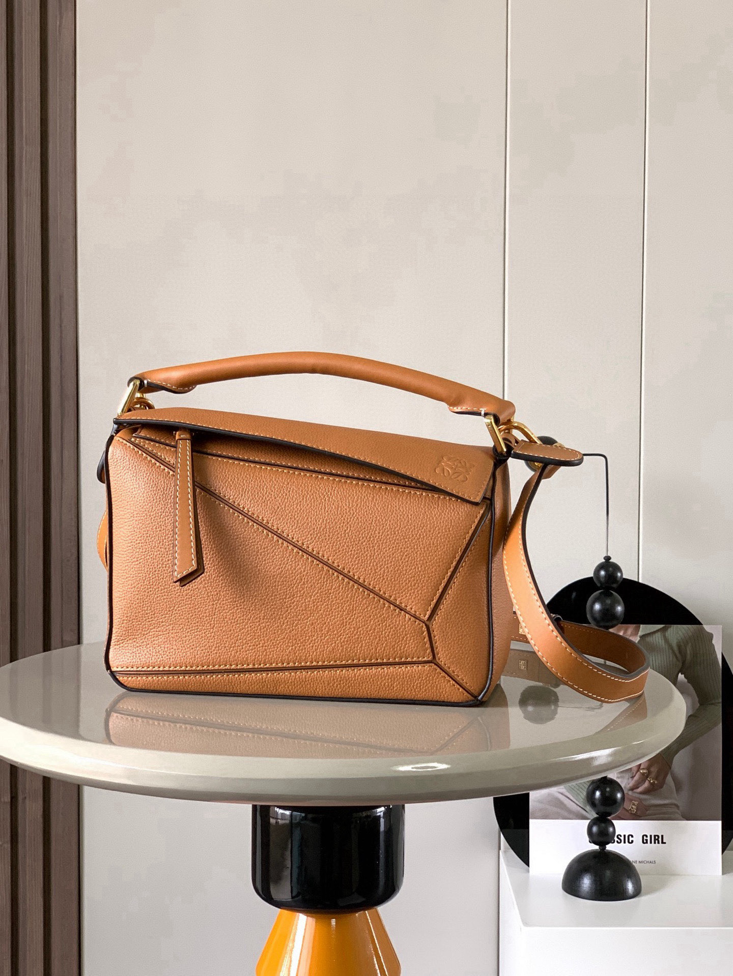 NO:394745,Geometric bag 24CMPuzzle handbags imported from original calfskin plain paper Luojia's popular geometric bag Puzzle handbag is the first handbag launched by creative director Jonathan Anderson, the first handbag tote, rectangular shape and precise cutting technology, which creates Puzzle's unique geometric lines. This small-size version is made of soft grain cowhide leather * Small Puzzle can accommodate, for example, a large wallet, mobile phones of all sizes and sunglasses of oblique, shoulder back, hand hold or top handle carrying * removable Size 24CM~16CM~10CM Model number 9005 Color caramel with leather, Loewe, loewe, wallets, cowhide19860909几何包24CMPuzzle手袋原厂进口小牛皮平纹 罗家爆款几何包Puzzle 手袋是创意总监乔纳森·安德森（ Jonathan Anderson）推出的首款手提包长方体形状和精确的切割技术创造了 Puzzle 独特的几何线条这个小尺寸版本采用柔软粒面牛皮革制成＊小号 Puzzle 可以容纳例如一只大号钱包、所有尺寸的手机和太阳镜斜、肩背、手拿或顶部提手携带＊可拆卸 尺寸24CM～16CM～10CM 款号9005 颜色焦糖配皮,罗意威,loewe,loewe,wallets,cowhide,Bag