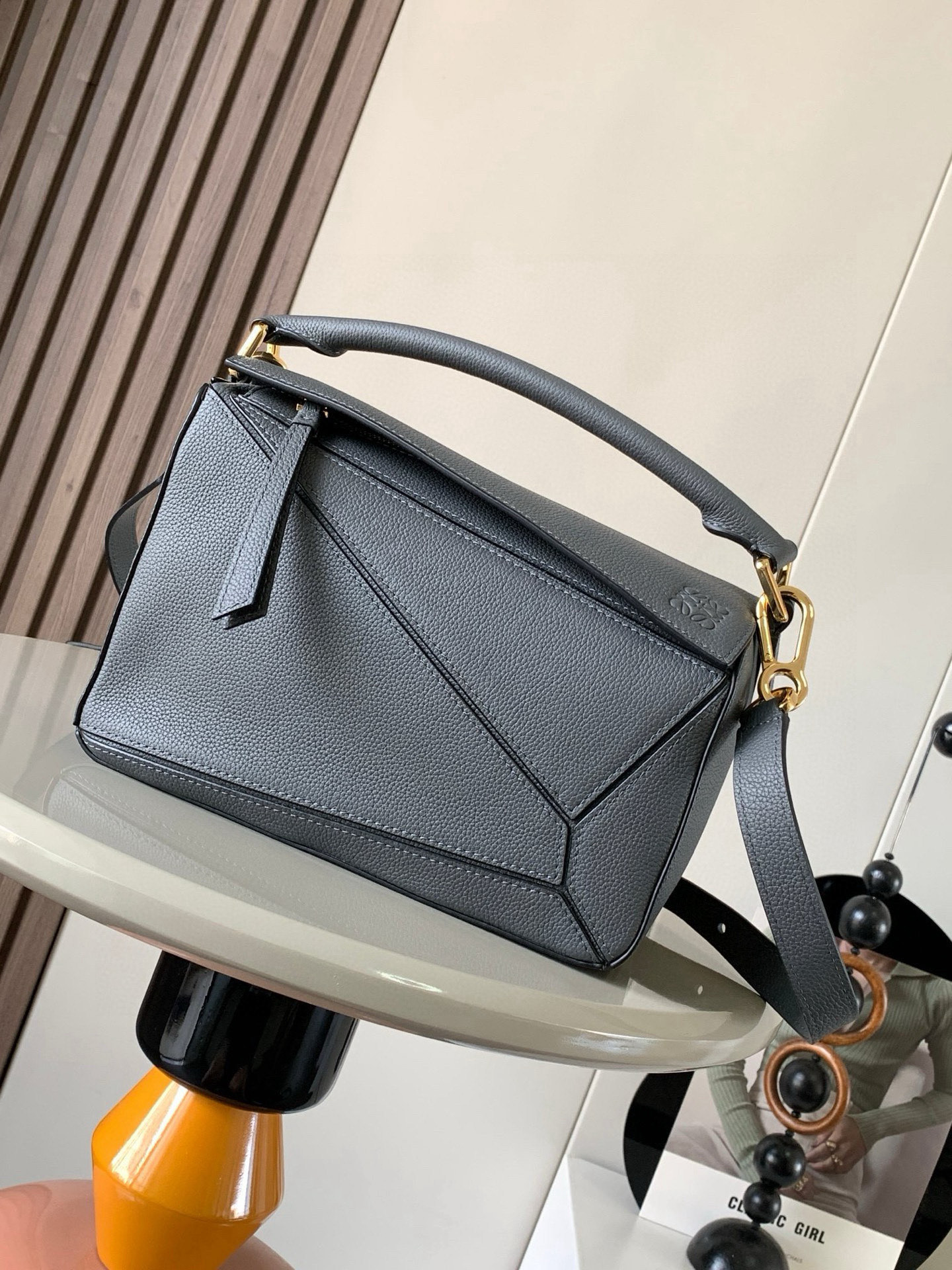 NO:394748,Geometric bag 24CMPuzzle handbags imported from original calfskin plain paper Luojia's popular geometric bag Puzzle handbag is the first handbag launched by creative director Jonathan Anderson. The rectangular shape and precise cutting technology have created Puzzle's unique geometric lines. This small-size version is made of soft grain cowhide leather. Small Puzzle can accommodate for example a large wallet, mobile phones of all sizes and sunglasses of oblique sizes, shoulders, hand holds or top handles. Removable size 24CM~16CM~10CM Model number 9005 Color all-litite gray, Loewe, loewe, wallets, cowhide19860909几何包24CMPuzzle手袋原厂进口小牛皮平纹 罗家爆款几何包Puzzle 手袋是创意总监乔纳森·安德森（ Jonathan Anderson）推出的首款手提包长方体形状和精确的切割技术创造了 Puzzle 独特的几何线条这个小尺寸版本采用柔软粒面牛皮革制成＊小号 Puzzle 可以容纳例如一只大号钱包、所有尺寸的手机和太阳镜斜、肩背、手拿或顶部提手携带＊可拆卸 尺寸24CM～16CM～10CM 款号9005 颜色全荔铁灰,罗意威,loewe,loewe,wallets,cowhide,Bag