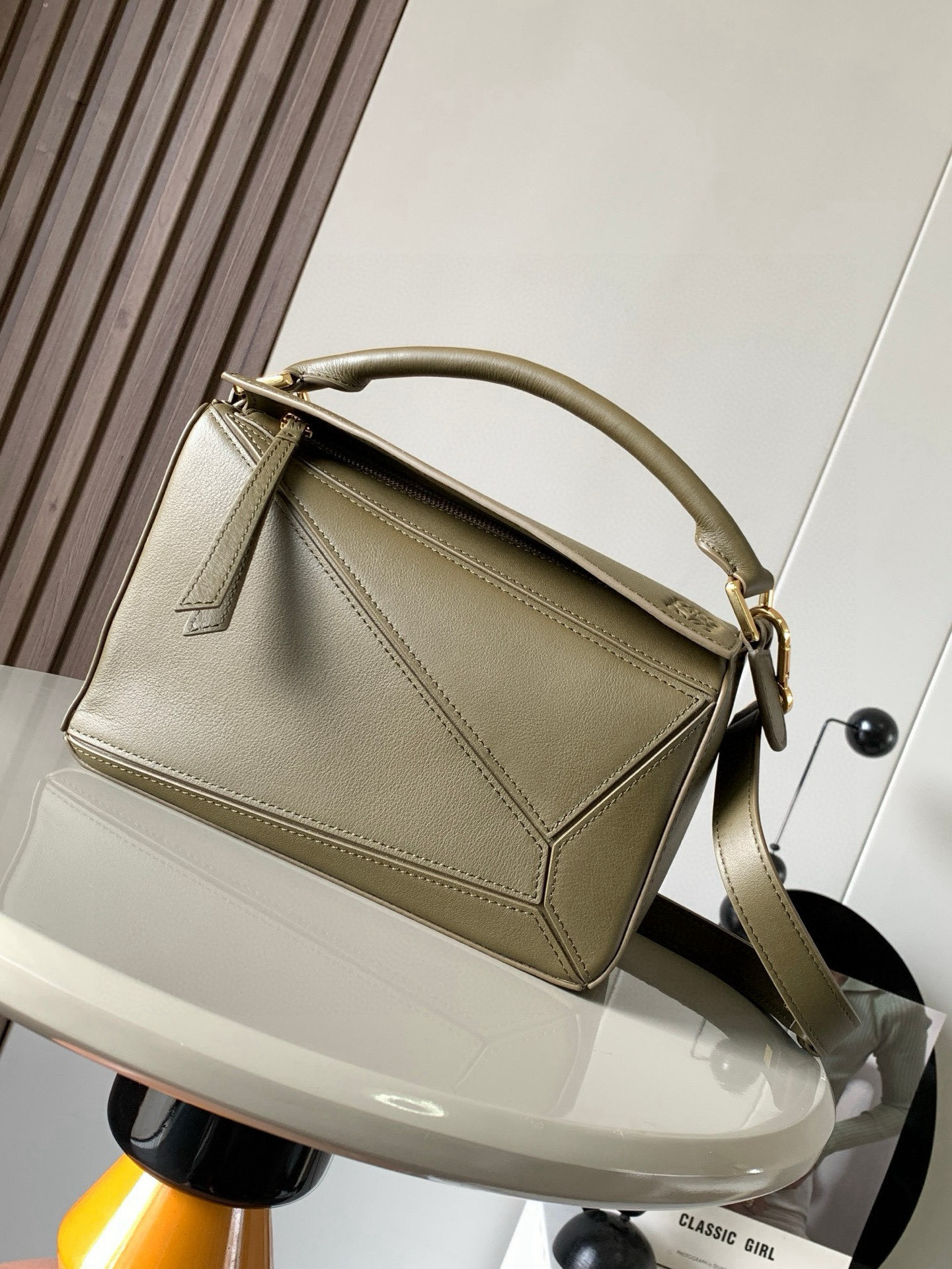 NO:394761,Geometric bag 24CMPuzzle handbags imported from original calfskin plains. Luojia’s popular geometric bag Puzzle handbag is the first handbag launched by creative director Jonathan Anderson. The rectangular shape and precise cutting technology have created Puzzle’s unique geometric lines. This small-size version is made of soft grain cowhide leather. Small Puzzle can accommodate for example a large wallet, mobile phones of all sizes and sunglasses with oblique, shoulders, hand holds or top handles. Removable size 24CM~16CM~10CM Model number 9005 Color khaki green plainpattern, Loewe, loewe, wallets, cowhide19860909几何包24CMPuzzle手袋原厂进口小牛皮平纹 罗家爆款几何包Puzzle 手袋是创意总监乔纳森·安德森（ Jonathan Anderson）推出的首款手提包长方体形状和精确的切割技术创造了 Puzzle 独特的几何线条这个小尺寸版本采用柔软粒面牛皮革制成＊小号 Puzzle 可以容纳例如一只大号钱包、所有尺寸的手机和太阳镜斜、肩背、手拿或顶部提手携带＊可拆卸 尺寸24CM～16CM～10CM 款号9005 颜色卡其绿平纹,罗意威,loewe,loewe,wallets,cowhide,Bag