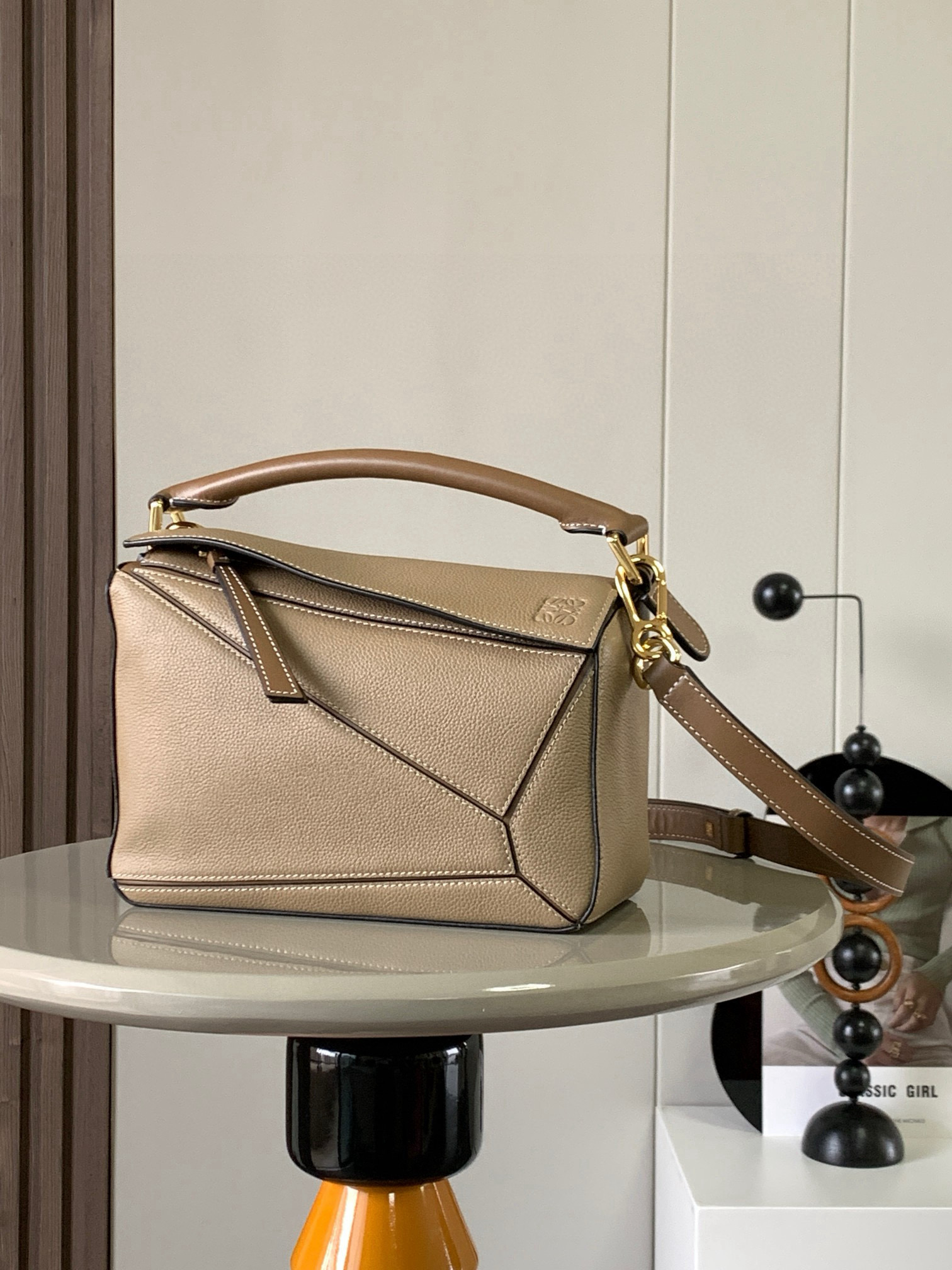 NO:394767,Geometric bag 24CMPuzzle handbag!  Original imported lychee pattern cowhide Luojia hot geometric bag Puzzle handbag is the first handbag launched by creative director Jonathan Anderson for L0EWE. The unique geometric lines of Puzzle are made of soft grain cowhide leather. This small-size version is made of soft grain cowhide leather. Small Puzzle can accommodate for example a large wallet, mobile phones of all sizes and sunglasses [Sun] [Sun] oblique, shoulder back, hand hold or top handle carrying * removable Size 24CM~16CM~10CM Model number 9005 Color lychee, Loewe, loewe, wallets, cowhide19860909几何包24CMPuzzle手袋！原厂进口荔枝纹牛皮罗家爆款几何包Puzzle 手袋是创意总监乔纳森·安德森为 L0EWE 推出的首款手提包长方体形状和精确的切割技术创造了 Puzzle 独特的几何线条这个小尺寸版本采用柔软粒面牛皮革制成＊小号 Puzzle 可以容纳例如一只大号钱包、所有尺寸的手机和太阳镜[太阳][太阳]斜、肩背、手拿或顶部提手携带＊可拆卸 尺寸24CM～16CM～10CM 款号9005 颜色荔卡其,罗意威,loewe,loewe,wallets,cowhide,Bag