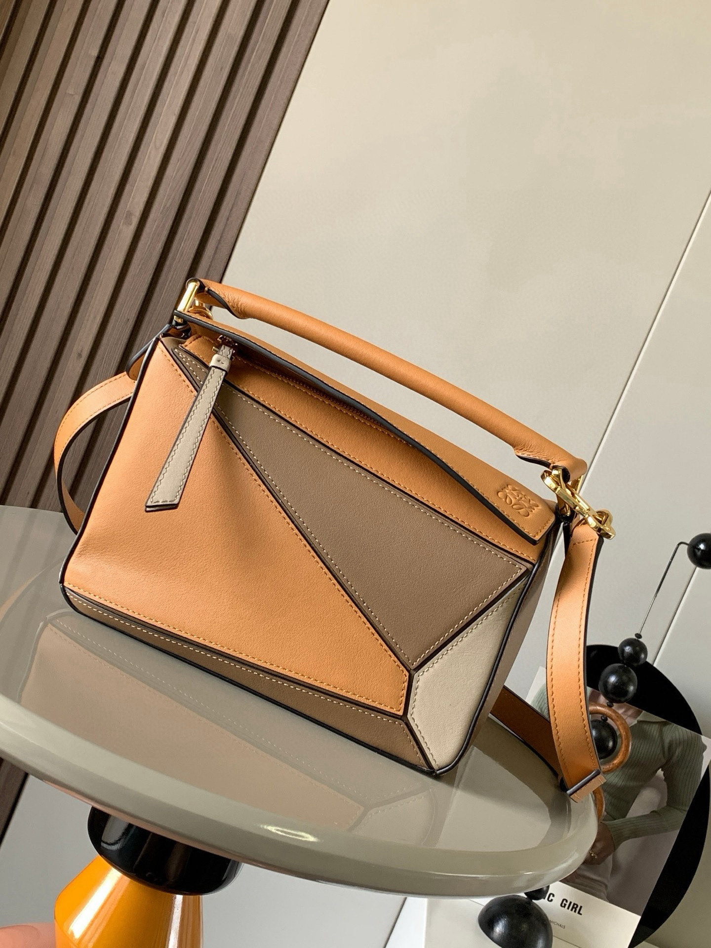 NO:394799,Geometric bag 24CMPuzzle handbag!  Original imported Napa Calfs Roh's popular geometric bag Puzzle handbag is the first handbag launched by creative director Jonathan Anderson for L0EWE. The unique geometric lines of Puzzle are made of soft Napa Calf leather. This small version is made of soft Napa Calf leather. Small Puzzle can accommodate for example a large wallet, mobile phones of all sizes and sunglasses [Sun] [Sun] oblique, shoulder, hand hold or top carry hand carry * removable Size 24CM~16CM~10CM Model number 9005 Color light caramel spelling, Loewe, loewe, wallets, cowhide19860909几何包24CMPuzzle手袋！原厂进口纳帕小牛皮罗家爆款几何包Puzzle 手袋是创意总监乔纳森·安德森为 L0EWE 推出的首款手提包长方体形状和精确的切割技术创造了 Puzzle 独特的几何线条这个小尺寸版本采用柔软纳帕小牛皮革制成＊小号 Puzzle 可以容纳例如一只大号钱包、所有尺寸的手机和太阳镜[太阳][太阳]斜、肩背、手拿或顶部提手携带＊可拆卸 尺寸24CM～16CM～10CM 款号9005 颜色浅焦糖拼,罗意威,loewe,loewe,wallets,cowhide,Bag