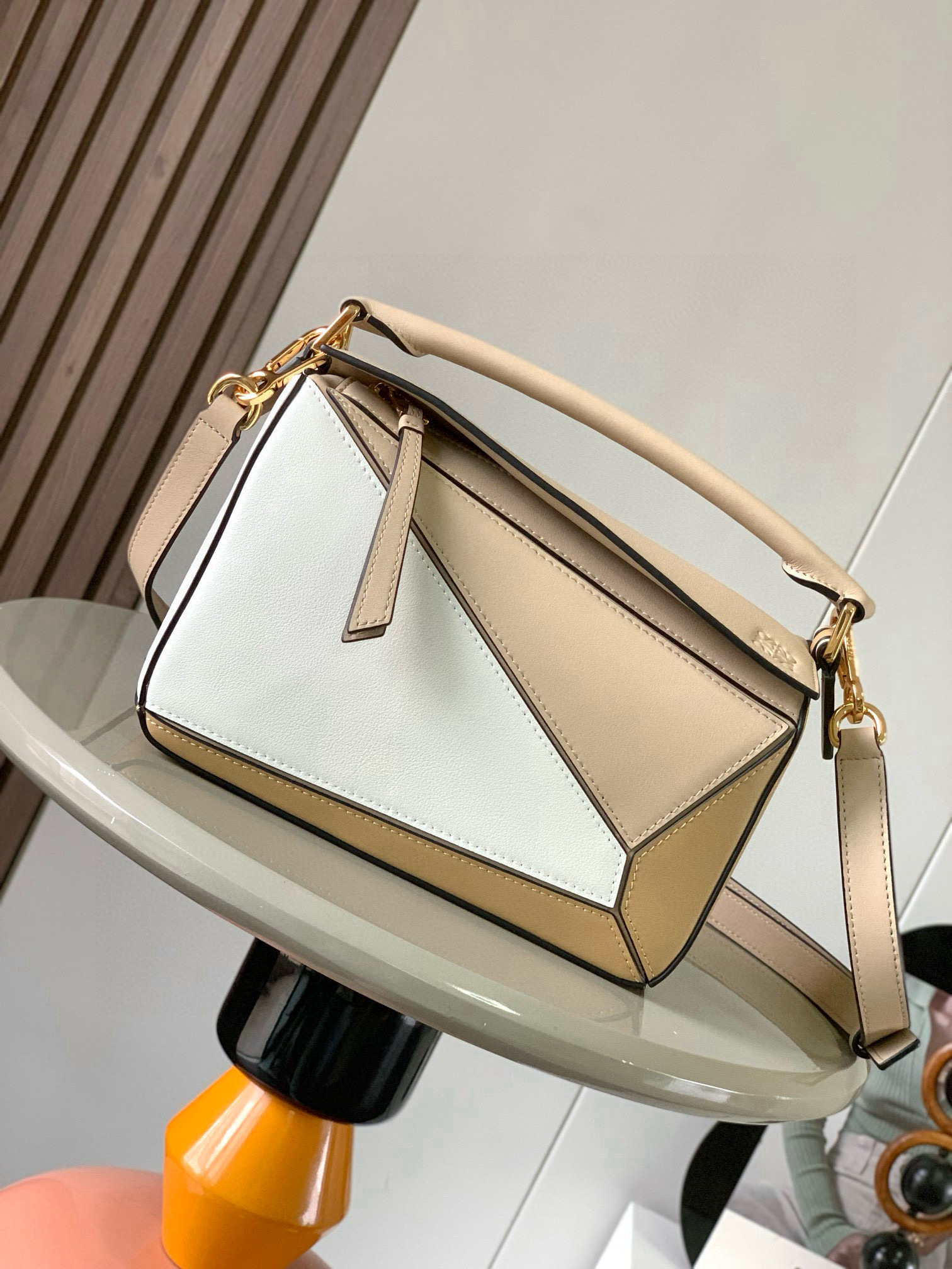 NO:394787,Geometric bag 24CMPuzzle handbags imported from original calfskin plain paper Luojia's popular geometric bag Puzzle handbag is the first handbag launched by creative director Jonathan Anderson. The rectangular shape and precise cutting technology have created Puzzle's unique geometric lines. This small-size version is made of soft grain cowhide leather. Small Puzzle can accommodate for example a large wallet, mobile phones of all sizes and sunglasses with oblique, shoulders, hand holds or top handles. Removable size 24CM~16CM~10CM Model number 9005 Color beige and soft white, Loewe, loewe, wallets, cowhide19860909几何包24CMPuzzle手袋原厂进口小牛皮平纹 罗家爆款几何包Puzzle 手袋是创意总监乔纳森·安德森（ Jonathan Anderson）推出的首款手提包长方体形状和精确的切割技术创造了 Puzzle 独特的几何线条这个小尺寸版本采用柔软粒面牛皮革制成＊小号 Puzzle 可以容纳例如一只大号钱包、所有尺寸的手机和太阳镜斜、肩背、手拿或顶部提手携带＊可拆卸 尺寸24CM～16CM～10CM 款号9005 颜色米白拼柔白,罗意威,loewe,loewe,wallets,cowhide,Bag