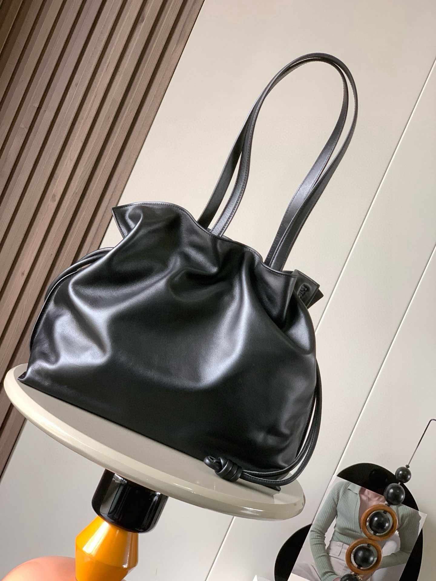 NO:394786,The new lucky bag 38CM large Napa cowhide leather Flamenco clutch released in the 1880s is tightened with a drawstring and a signature coiled knot. This large version is made of Napa cowhide leather, large capacity can be placed with A4 paper size documents, computers meet daily commuting for both men and women＊Shoulder back cowhide top handle＊Magnetic buckle opening and closing Anag ram embossed size 38cm～29cm～14cm Model number 9050 Color black, Loewe, handbag, cowhide19860909新款福袋38CM大号纳帕牛皮革Flamenco手拿包十九世纪八十年代发布的 Flamenco 手拿包采用拉绳收紧,并打上标志性的盘绕结.此大号版本采用纳帕牛皮革制成大号容量可放 A4纸大小文件、电脑满足日常通勤男女皆＊可肩背牛皮革顶部提手＊磁扣开合Anag ram 压纹 尺寸38cm～29cm～14cm 款号9050 颜色黑色,罗意威,loewe,handbag,cowhide,Bag