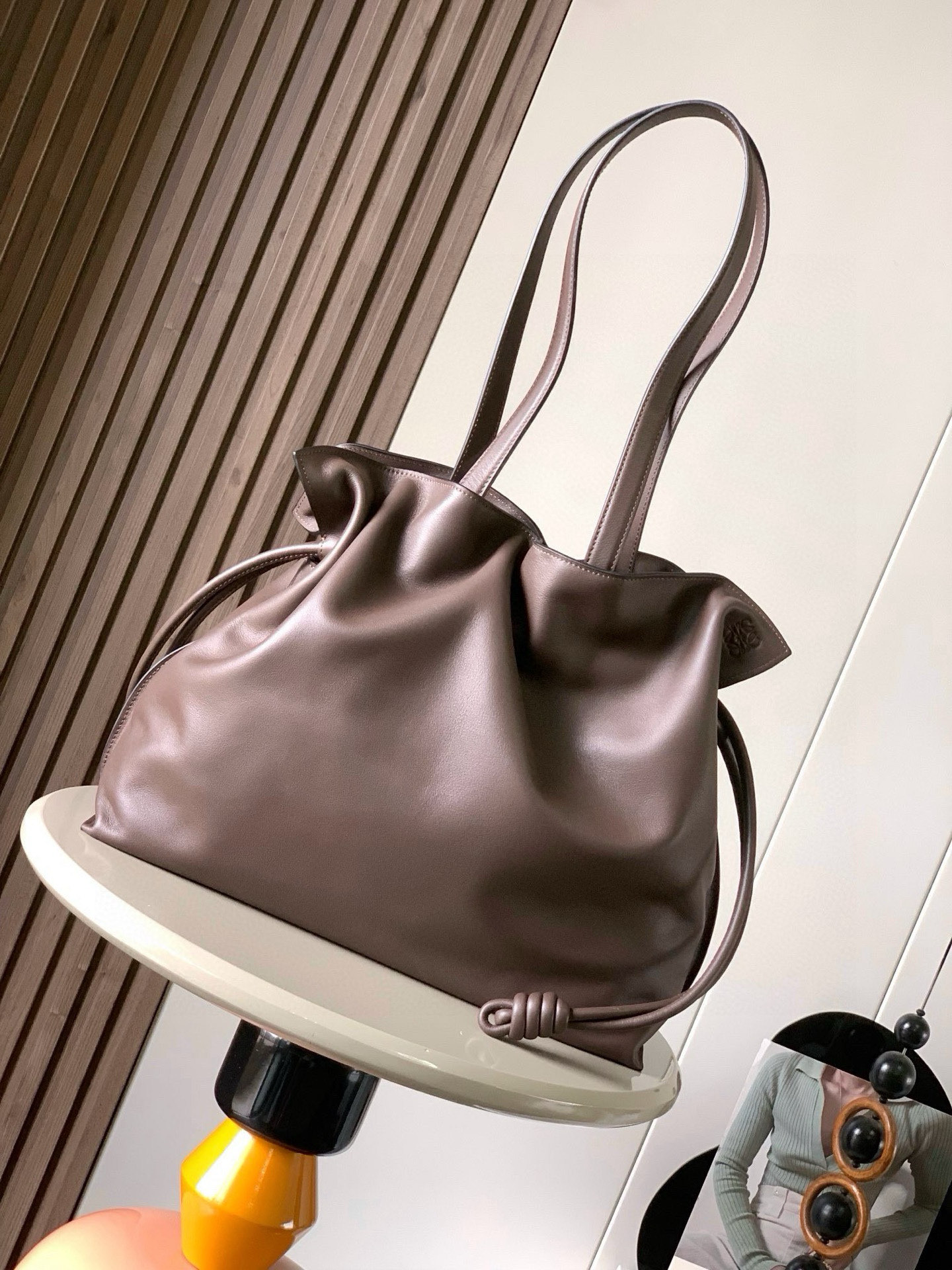 NO:394795,The new lucky bag 38CM large Napa cowhide leather Flamenco clutch released in the 1880s is tightened with a drawstring and a signature coiled knot. This large version is made of Napa cowhide leather, large capacity can be placed with A4 paper size documents, computers meet daily commuting for both men and women＊Shoulder back cowhide top handle＊Magnetic buckle opening and closing Anag ram embossed size 38cm～29cm～14cm Model number 9050 Color brown, Loewe, handbag, cowhide19860909新款福袋38CM大号纳帕牛皮革Flamenco手拿包十九世纪八十年代发布的 Flamenco 手拿包采用拉绳收紧,并打上标志性的盘绕结.此大号版本采用纳帕牛皮革制成大号容量可放 A4纸大小文件、电脑满足日常通勤男女皆＊可肩背牛皮革顶部提手＊磁扣开合Anag ram 压纹 尺寸38cm～29cm～14cm 款号9050 颜色咖色,罗意威,loewe,handbag,cowhide,Bag