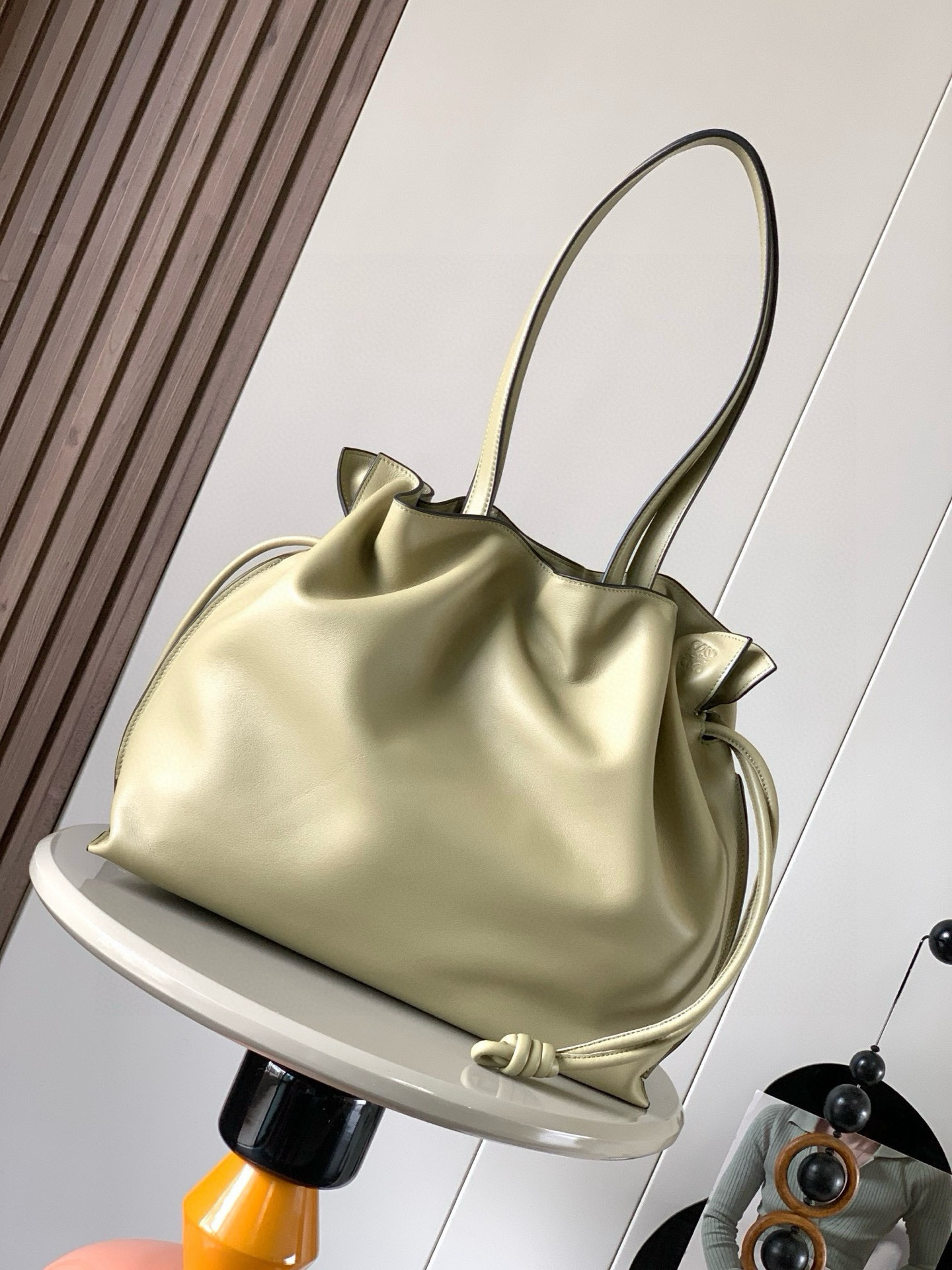 NO:394798,The new lucky bag 38CM large Napa cowhide leather Flamenco clutch released in the 1880s is tightened with a drawstring and tied with the iconic coiled knot. This large version is made of Napa cowhide leather, large capacity can be placed with A4 paper size documents, computers meet daily commuting for both men and women＊Shoulder back cowhide top handle＊Magnetic buckle opening and closing Anag ram embossed size 38cm～29cm～14cm Model number 9050 Color clay green, Loewe, handbag, cowhide19860909新款福袋38CM大号纳帕牛皮革Flamenco手拿包十九世纪八十年代发布的 Flamenco 手拿包采用拉绳收紧,并打上标志性的盘绕结.此大号版本采用纳帕牛皮革制成大号容量可放 A4纸大小文件、电脑满足日常通勤男女皆＊可肩背牛皮革顶部提手＊磁扣开合Anag ram 压纹 尺寸38cm～29cm～14cm 款号9050 颜色黏土绿,罗意威,loewe,handbag,cowhide,Bag