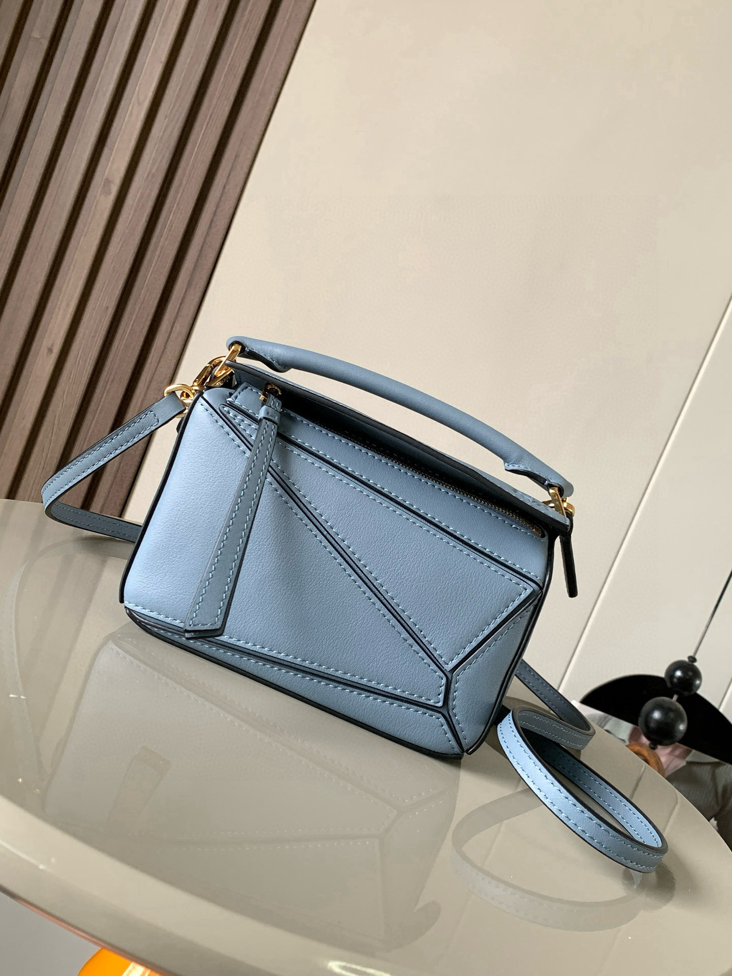 NO:394814,The popular geometric bag mini 18CM original imported Napa calfskin Puzzle handbag is the creative director Jonathan.  Anderson has created Puzzle's unique geometric lines for the first handbag rectangular shape and precise cutting technology for L0EWE. This mini version is made of classic cowhide leather. The mini Puzzle can accommodate, for example, a small vertical wallet, most sized mobile phones (up to 6.1 inches) and sunglasses case crossbody, shoulder, hand hold or top carry. The weight of the removable shoulder strap bag is almost ignored. The fried chicken is practical for mobile phones, lipstick powder, lipstick powder, no cumbersome feeling, and a relaxed and pleasant life begins from now on (the xs, plus you care most about is OK) Size 18~12.5~8CM Model number 9016 Color Atlantic Blue, Loewe, loewe, wallets, cowhide19860909爆款几何包迷你18CM原厂进口纳帕小牛皮Puzzle手袋是创意总监乔纳森．安德森为 L0EWE 推出的首款手提包长方体形状和精确的切割技术创造了 Puzzle 独特的几何线条.这个迷你版本采用经典牛皮革制成迷你 Puzzle 可以容纳例如一只小号垂直钱包、大多数尺寸的手机（最大6.1英寸）和太阳镜盒斜挎、肩背、手拿或顶部提手携带.可拆卸肩带包包自身重量几乎忽略,炒鸡实用出门装手机小钱包口红粉饼,毫无累赘感,轻松愉快人生从此开启(你们最关心的xs,plus都ok哈） 尺寸18～12.5～8CM 款号9016 颜色大西洋蓝,罗意威,loewe,wallets,cowhide,Bag