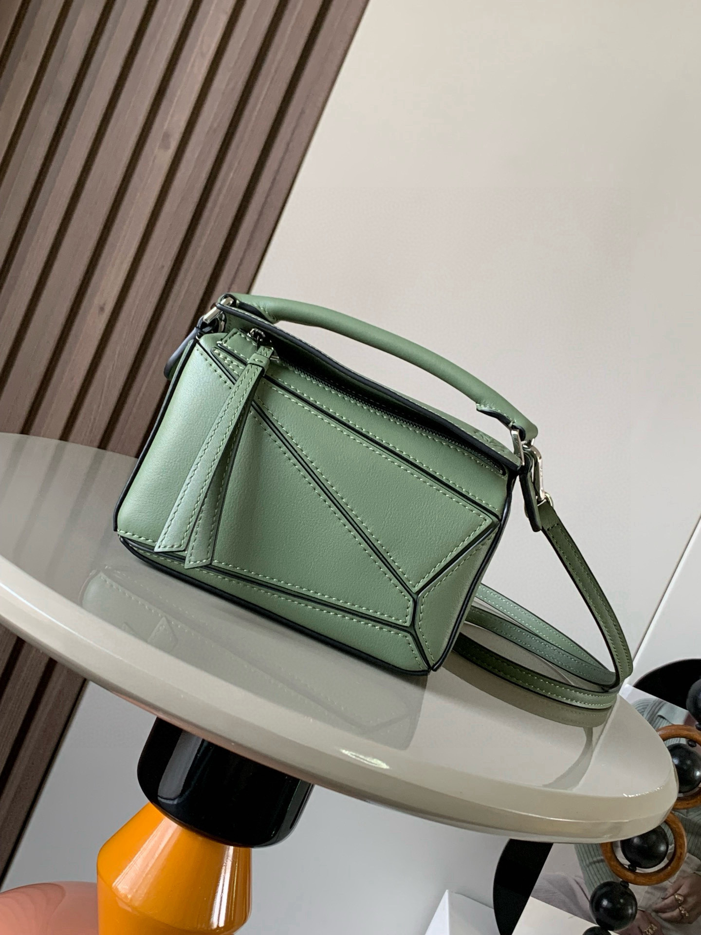 NO:394824,The popular geometric bag mini 18CM original imported Napa calfskin Puzzle handbag is the creative director Jonathan.  Anderson's first handbag rectangular shape and precise cutting technology for L0EWE created Puzzle's unique geometric lines. This mini version is made of classic cowhide leather. The mini Puzzle can accommodate, for example, a small vertical wallet, most sized mobile phones (up to 6.1 inches) and sunglasses case crossbody, shoulder, hand hold or top carry. The weight of the removable shoulder strap bag is almost ignored. It is practical to stir-fry chicken, and it is used to install a mobile phone with a small wallet lipstick powder when you go out. It has no cumbersome feeling, and life is easy and pleasant from now on (the xs, plus are all ok) Size 18~12.5~8CM Model number 9016 Color avocado green, Loewe, wallets, cowhide19860909爆款几何包迷你18CM原厂进口纳帕小牛皮Puzzle手袋是创意总监乔纳森．安德森为 L0EWE 推出的首款手提包长方体形状和精确的切割技术创造了 Puzzle 独特的几何线条.这个迷你版本采用经典牛皮革制成迷你 Puzzle 可以容纳例如一只小号垂直钱包、大多数尺寸的手机（最大6.1英寸）和太阳镜盒斜挎、肩背、手拿或顶部提手携带.可拆卸肩带包包自身重量几乎忽略,炒鸡实用,出门装手机小钱包口红粉饼,毫无累赘感,轻松愉快人生从此开启(你们最关心的xs,plus都ok哈） 尺寸18～12.5～8CM 款号9016 颜色牛油果绿,罗意威,loewe,wallets,cowhide,Bag